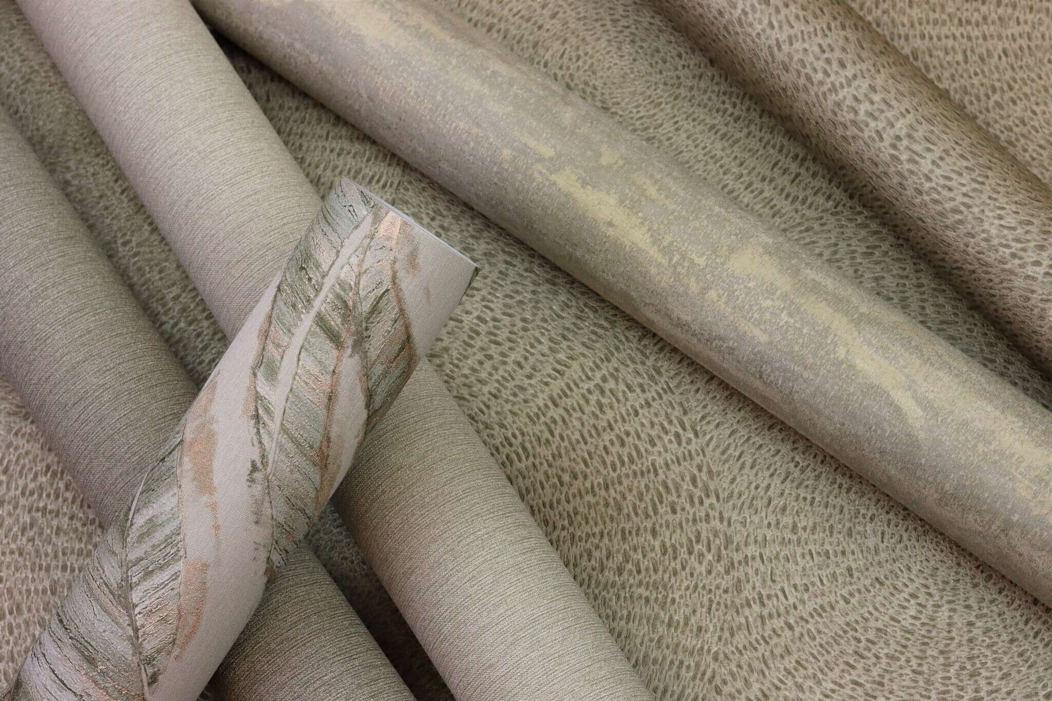 10-979398 Detailaufnahmen 1 Plain non-woven wallpaper in olive-olive green Wall Textures XL Vol. 3 979398