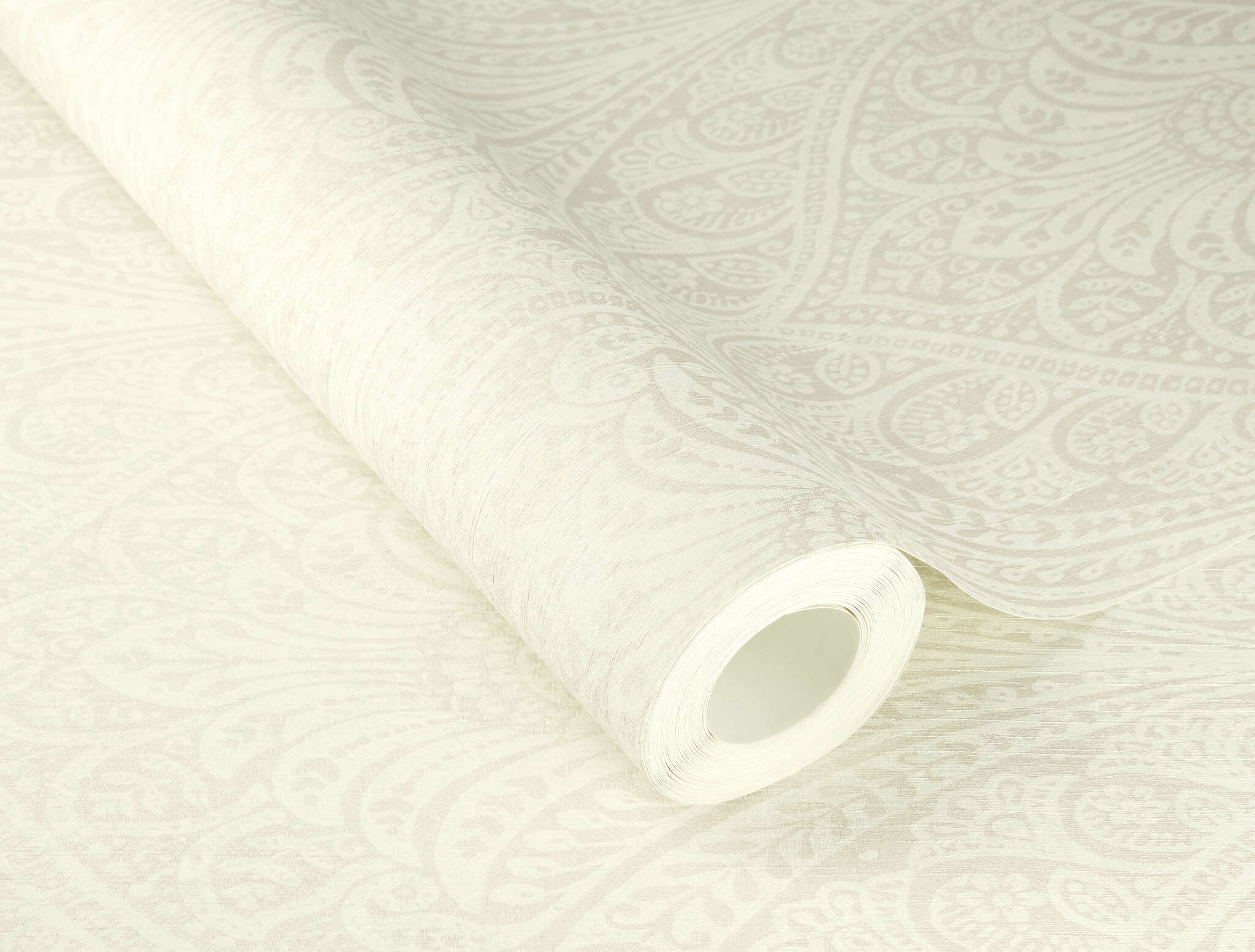 10-746310 Detailaufnahmen 1 Detailed image of Oriental wallpaper with paisley-style ornaments