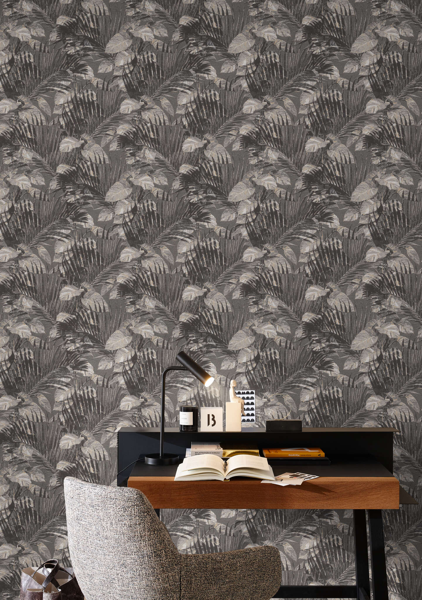 10-600155 Raumbilder 1 Room with Tropical wallpaper with palm leaves and monstera