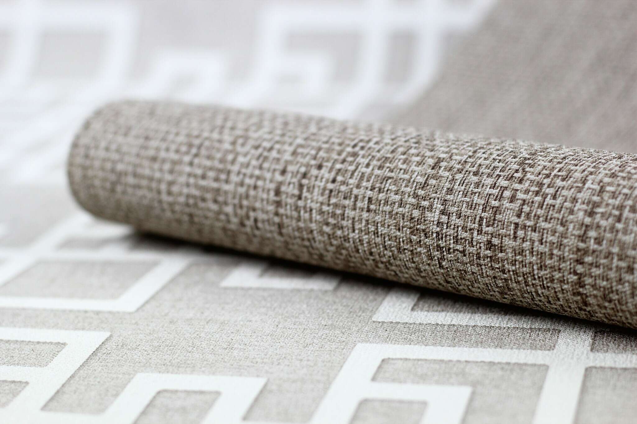 10-407914 Detailaufnahmen 3 Detailed image of Wallpaper in warm brown with a finely textured linen look for a cosy atmosphere