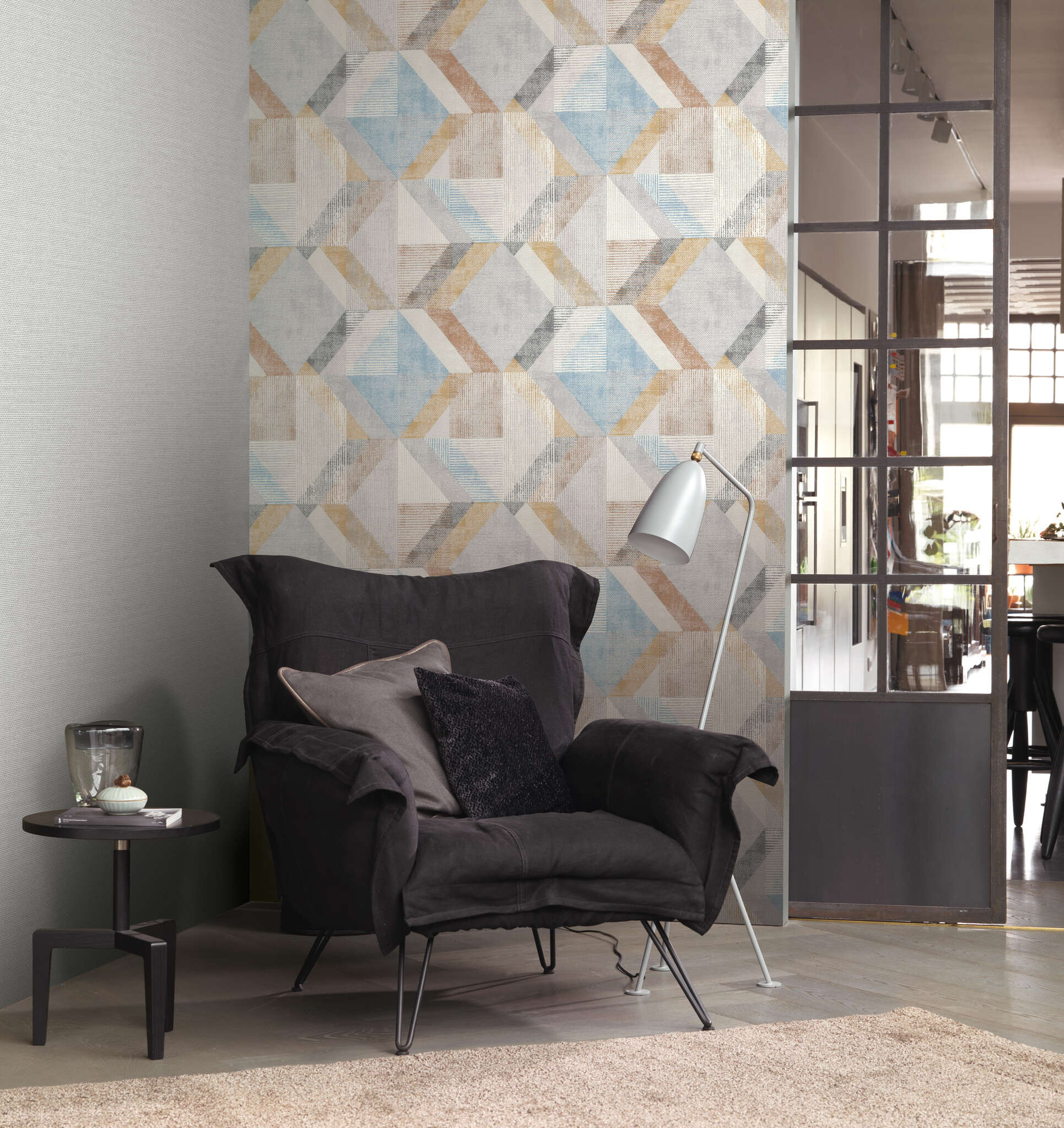 10-311907 Raumbilder 1 Raum mit Moderne Tapete mit großflächigem Rautenmuster in Blau, Beige und Grau mit Vintage-Charakter