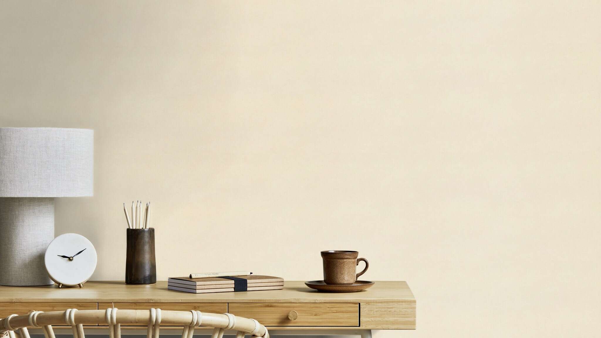 Room with Wallpaper in a soft beige tone with a grainy surface – a calm, friendly effect for bright, natural room concepts.