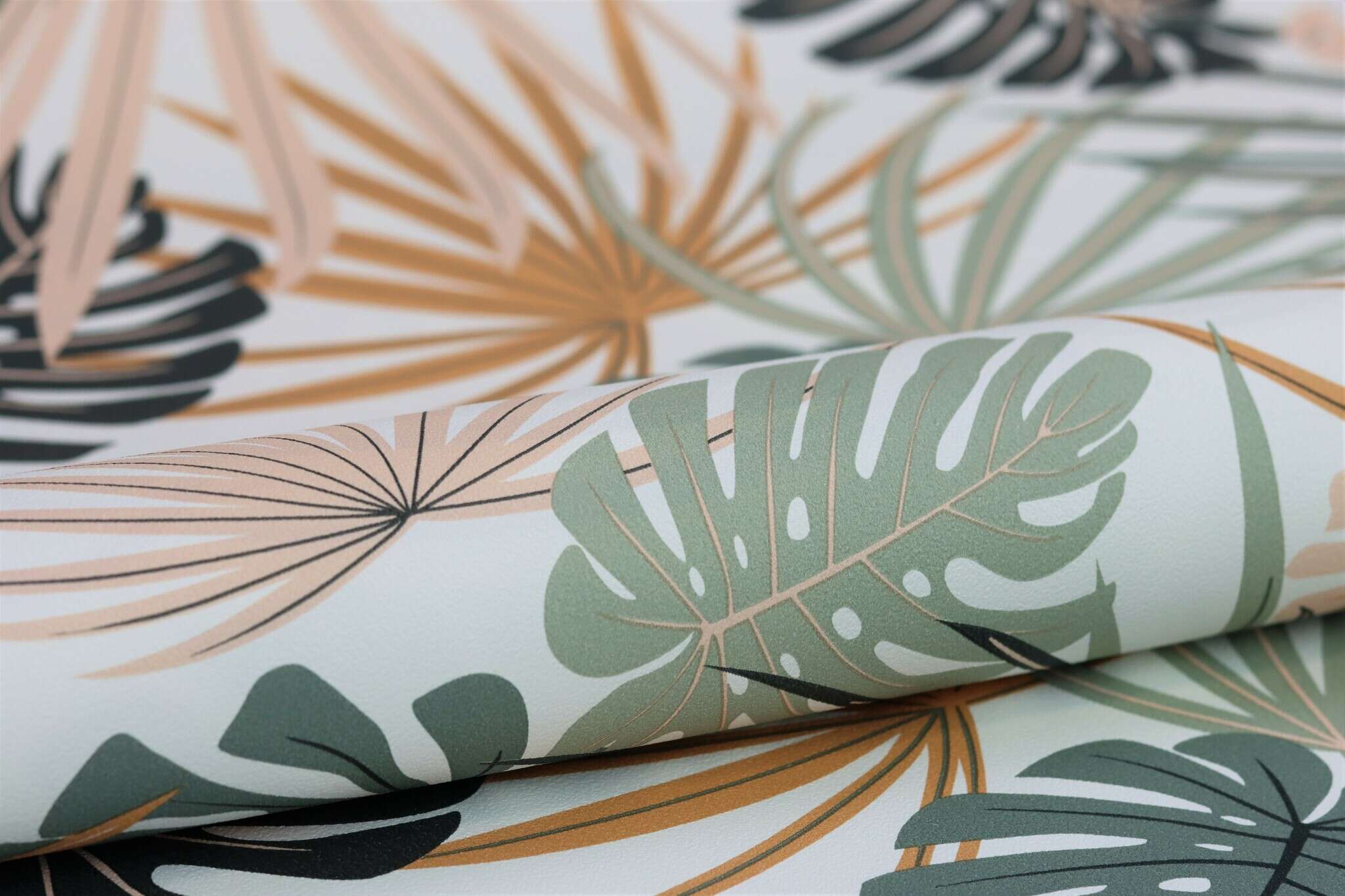 10-461060 Detailaufnahmen 1 Image détaillée de Motif expressif de feuilles de monstera et de palmier dans des tons verts, beiges et terracotta