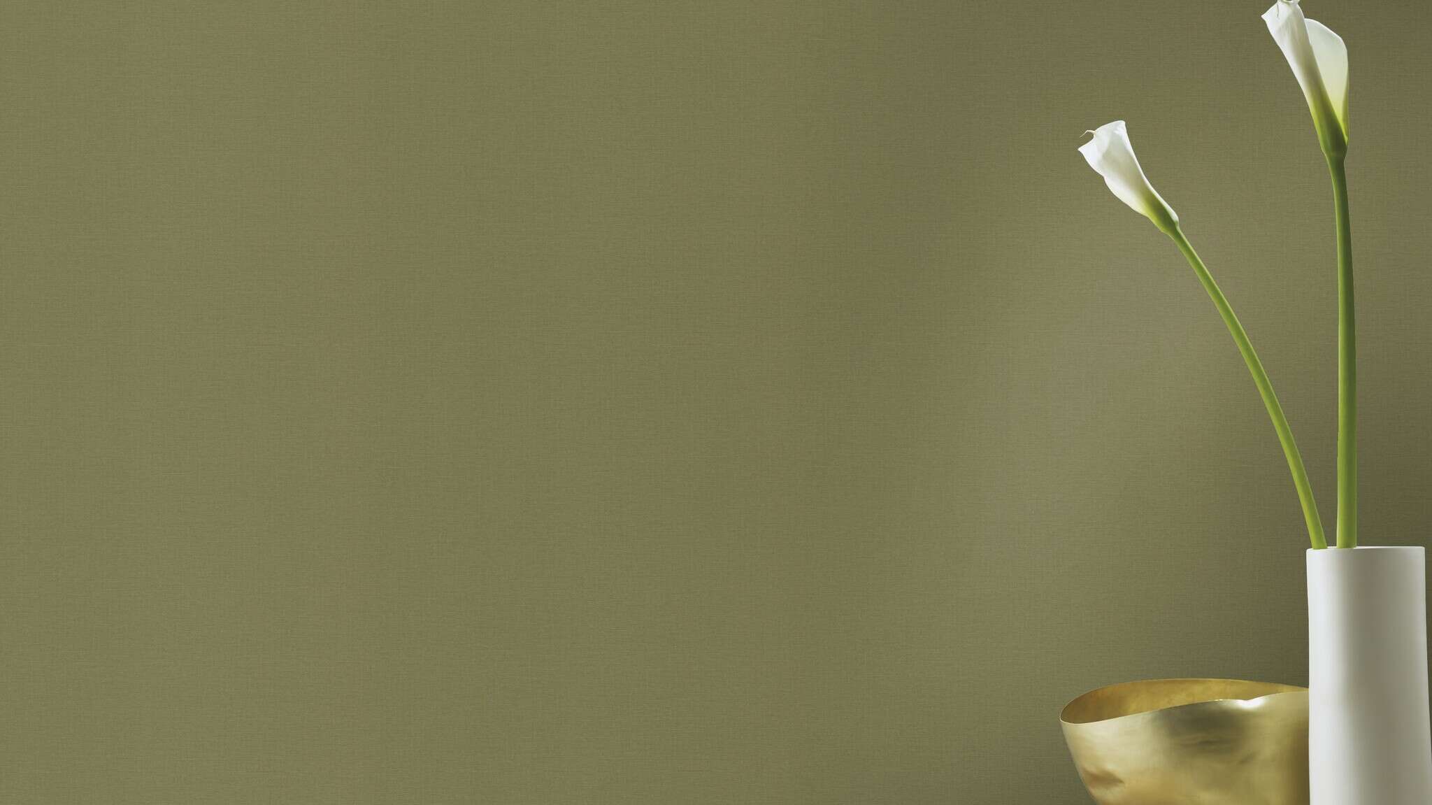 10-452068 Raumsituationen 1 Room with Non-woven wallpaper in olive green with a matt surface and textile-like texture – understated and stylish.