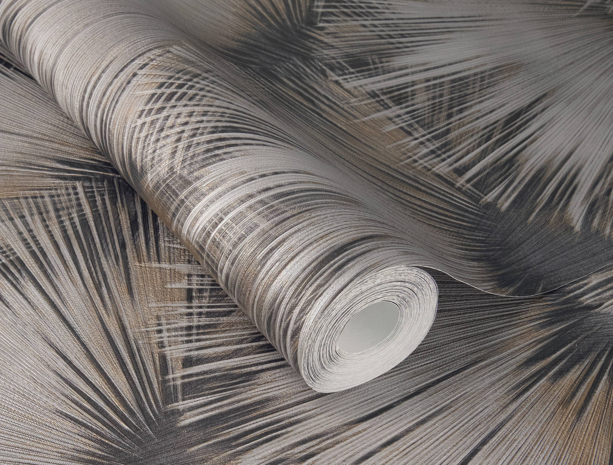 10-659788 Detailaufnahmen 1 Non-woven wallpaper in gray-taupe Incanto 659788
