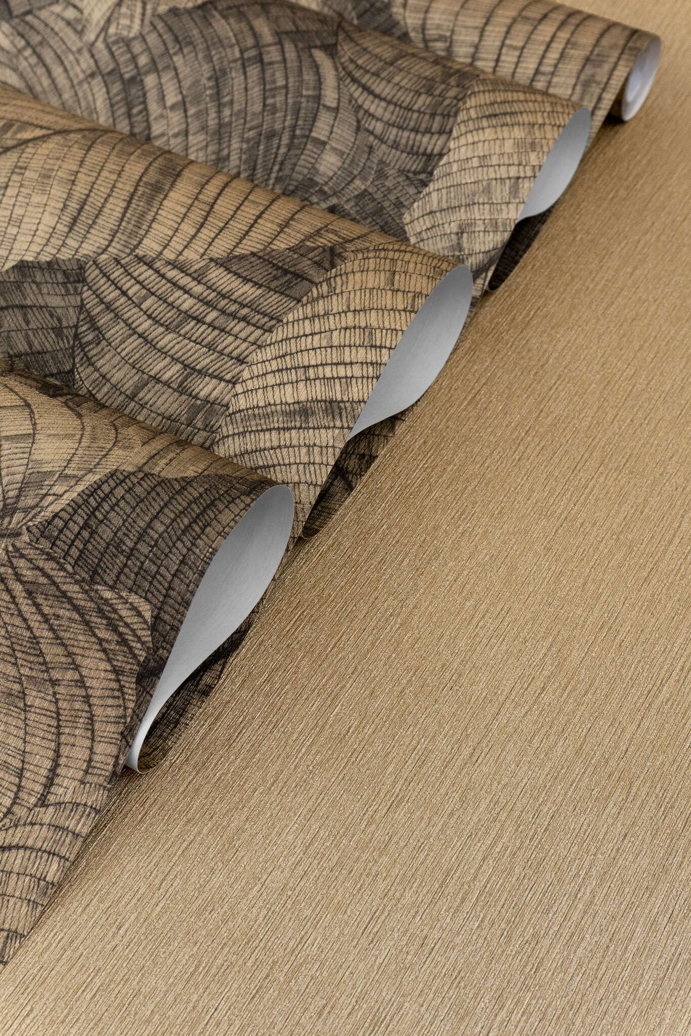 10-720570 Detailaufnahmen 3 Detailed image of Large, overlapping leaves in gold with a drawn look and a subtle sheen