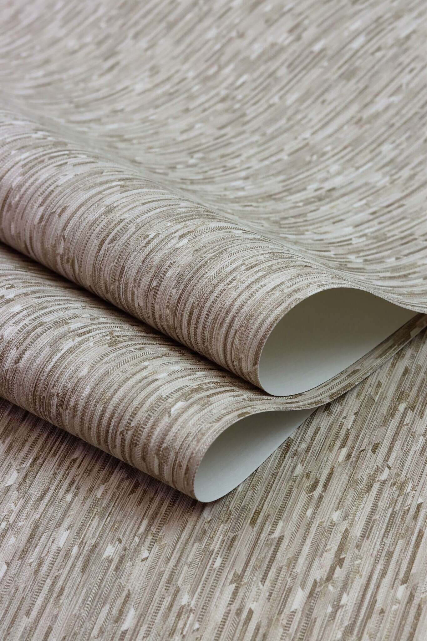 10-844238 Detailaufnahmen 21 Detailed image of Wallpaper with graphic triangles and fine vertical texture