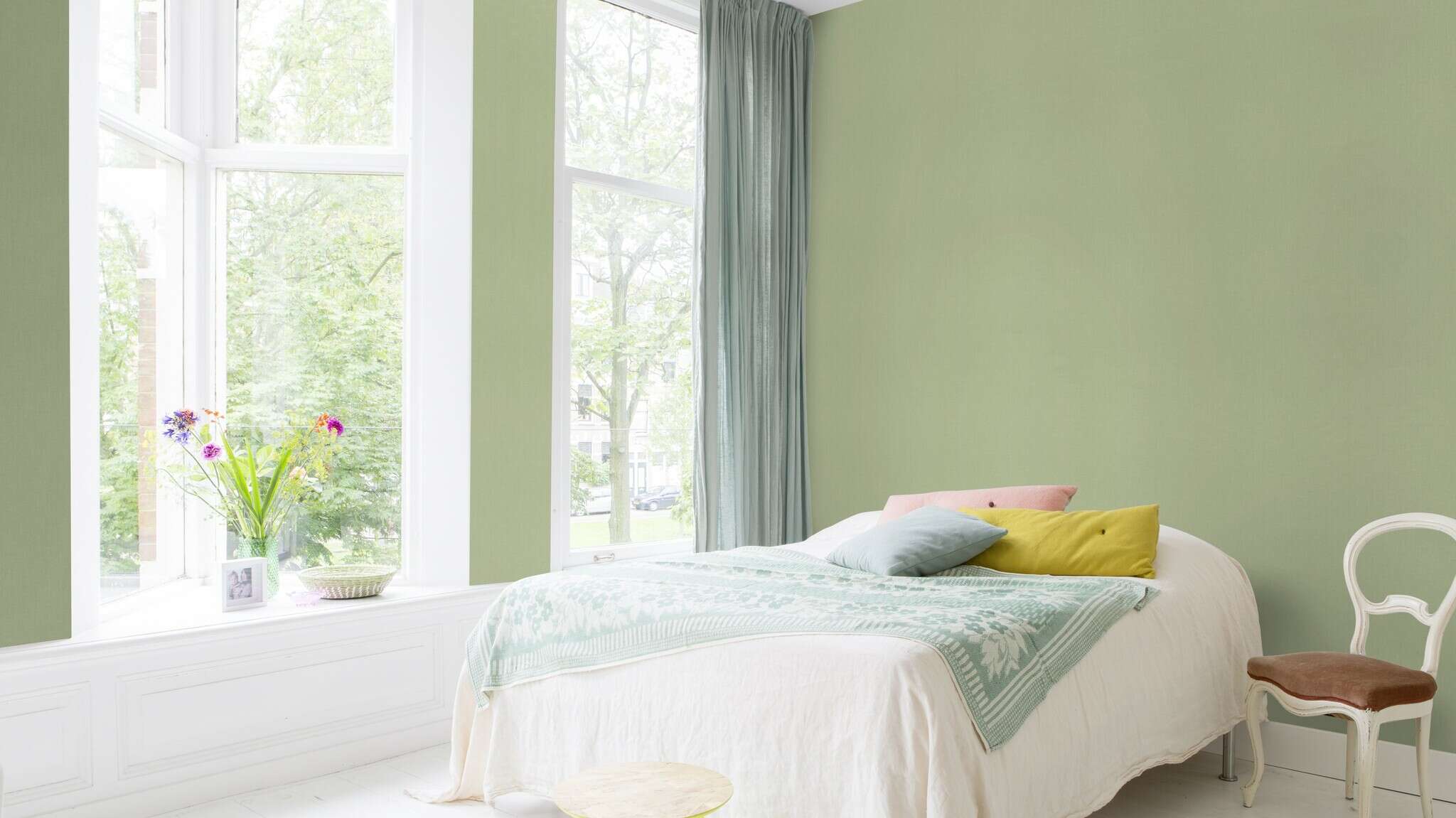 10-423938 Raumsituationen 3 Room with Single-colour non-woven wallpaper in pale green with a textile-like surface.