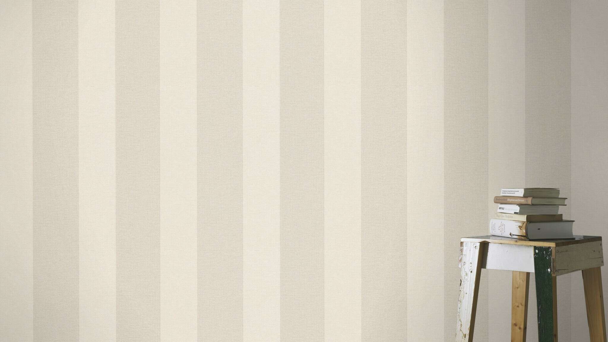 10-448771 Raumsituationen 3 Room with Classically elegant wallpaper with wide block stripes in beige and cream – perfect for stylish accents.