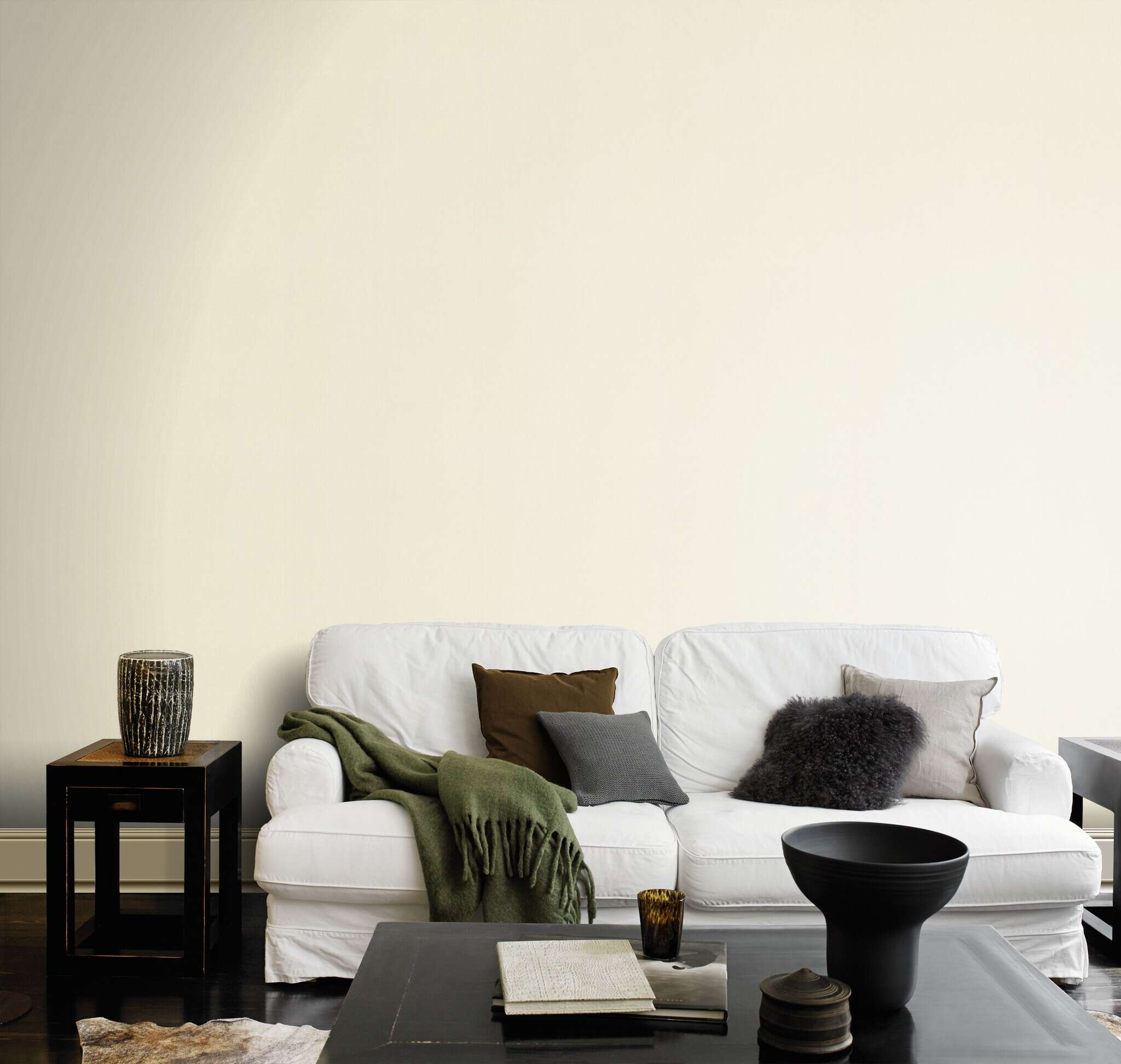 10-424058 Raumbilder 1 Raum mit Uni-Vliestapete in Beige mit textilähnlicher Oberfläche.