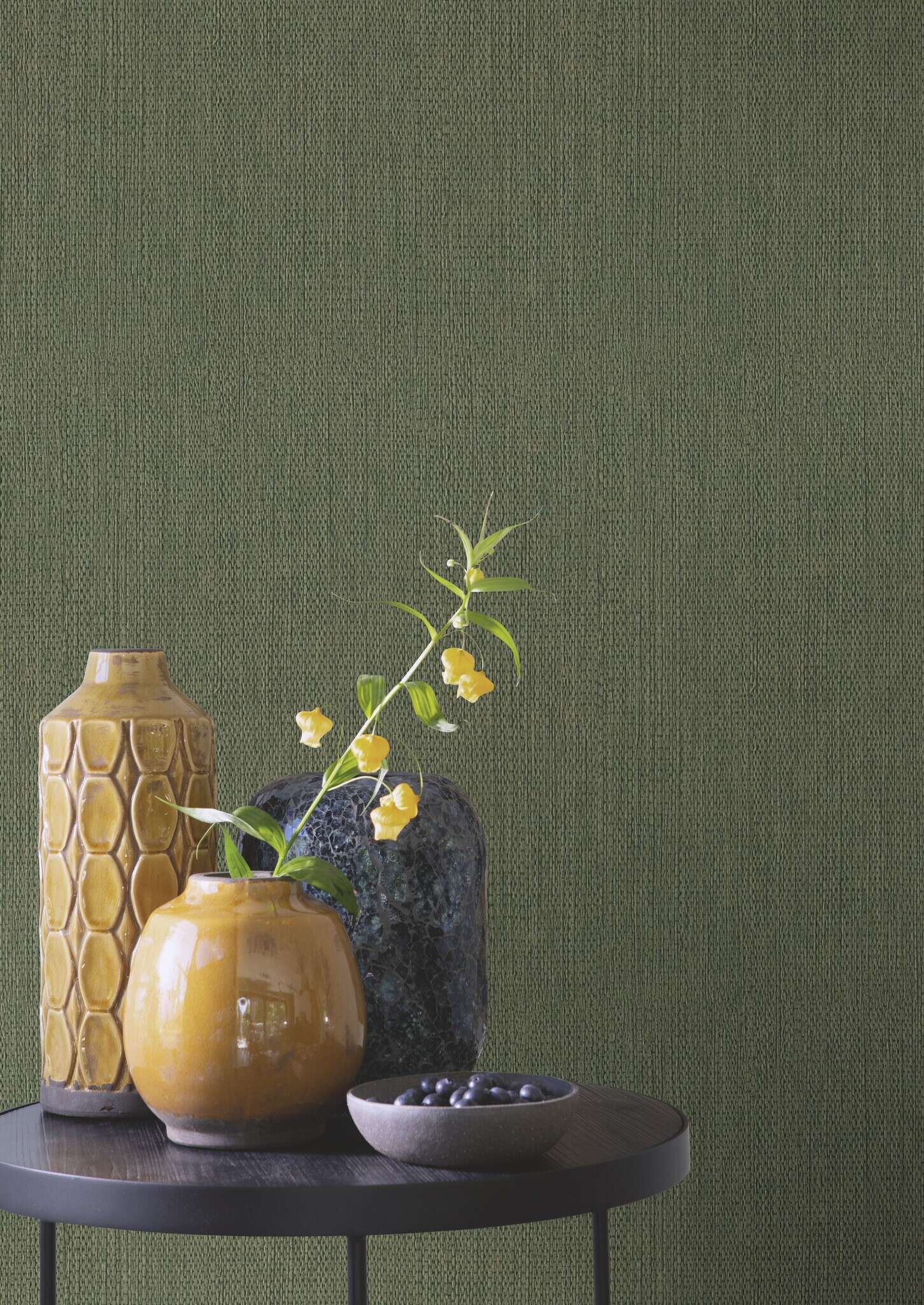 10-435573 Raumsituationen 4 Non-woven wallpaper with a natural fibre look in green - Noble Zen Golden Wabi 435573