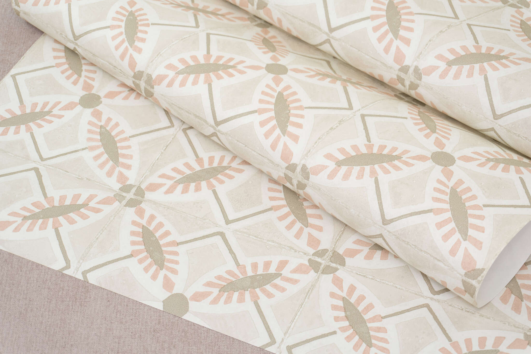 10-410273 Detailaufnahmen 2 Detailed image of Non-woven wallpaper with geometric retro pattern in beige and delicate rose – inspired by vintage tiles.