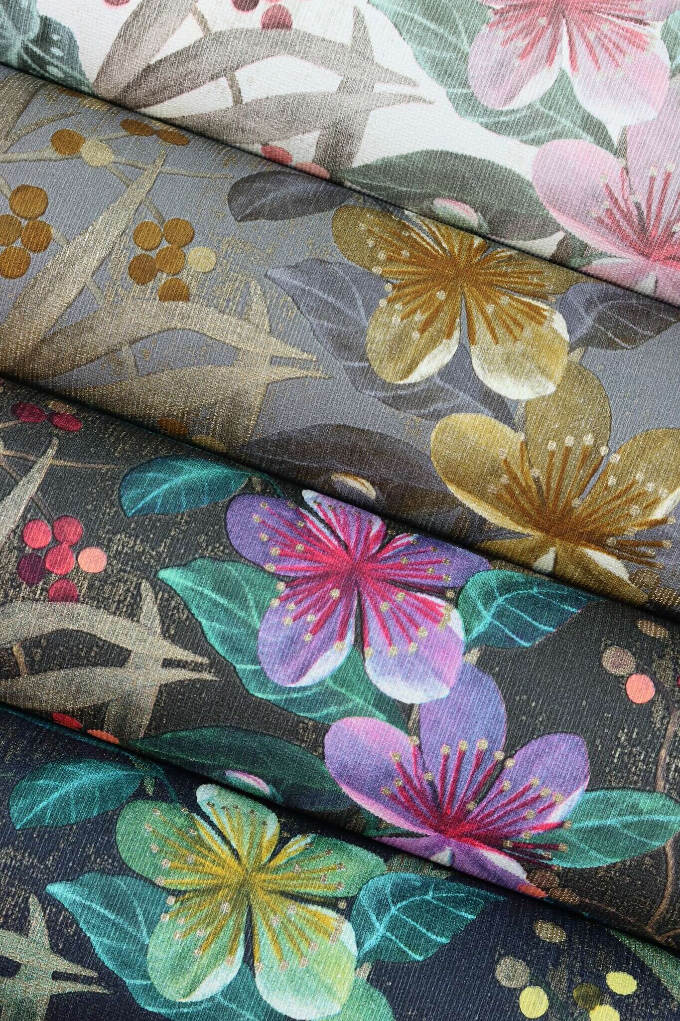 10-538236 Detailaufnahmen 16 Detailed image of Leaf wallpaper with flowers and plants