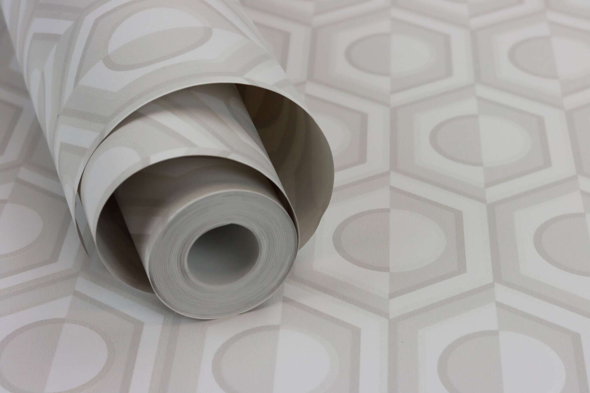 10-710120 Detailaufnahmen 1 Non-woven wallpaper with graphic pattern in light gray, Sophia 710120