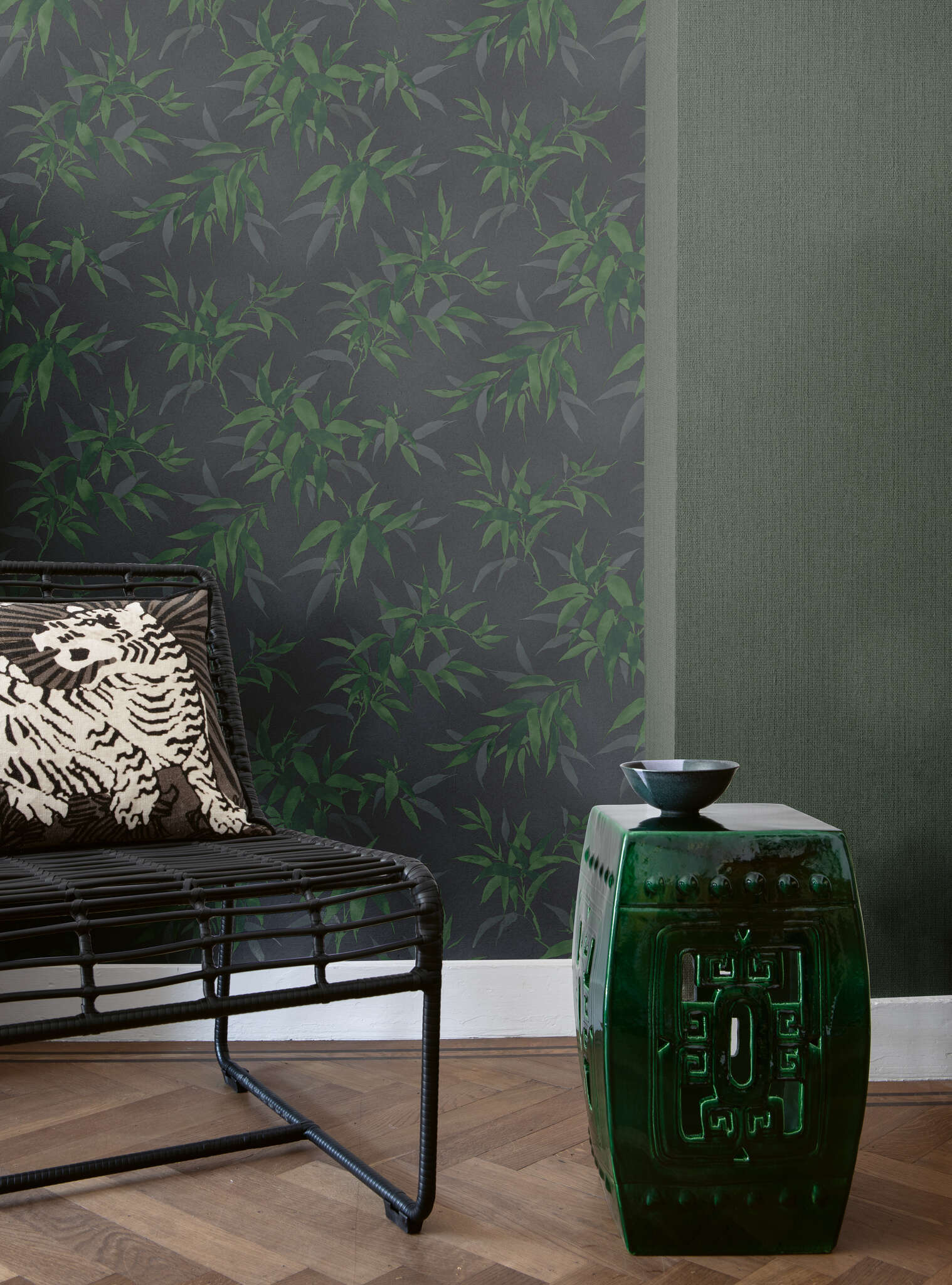 10-407945 Raumbilder 1 Non-woven grasscloth wallpaper in dark olive-olive green Selection 407945