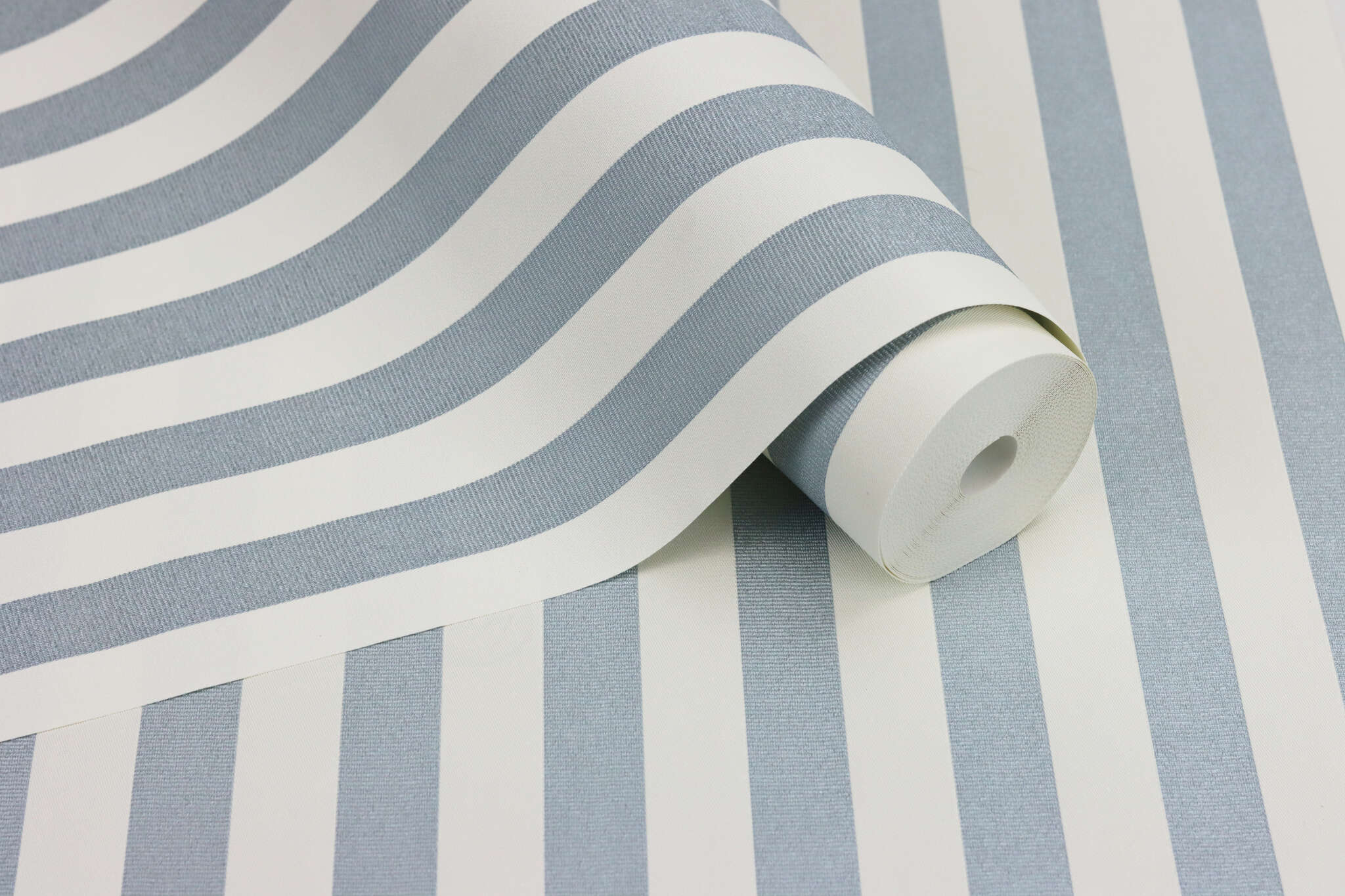 10-570328 Detailaufnahmen 2 Detailed image of Striped wallpaper with a fabric-like texture