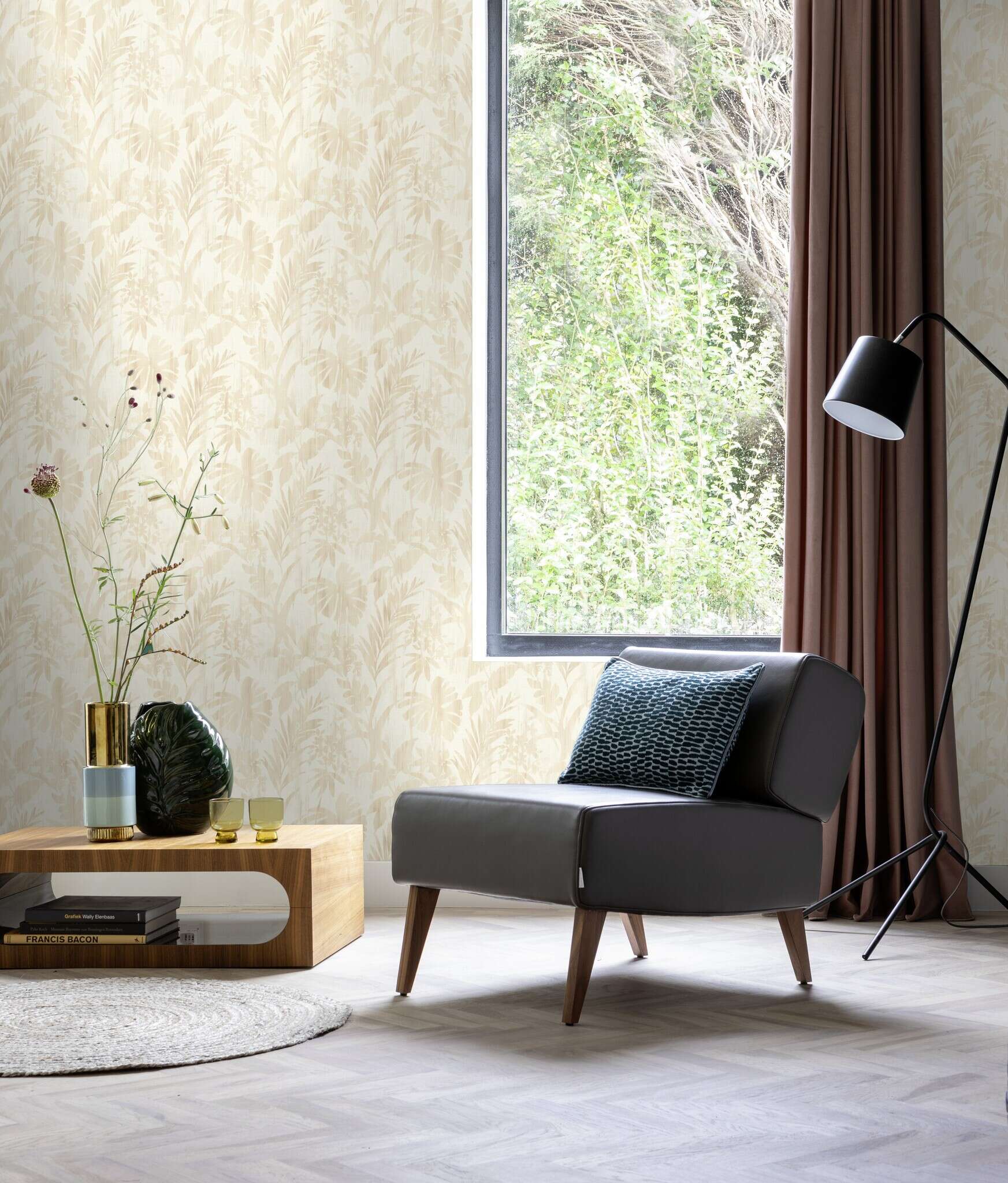10-410570 Raumsituationen 2 Room with Non-woven wallpaper with a tropical leaf pattern in sand and beige tones on a light background.