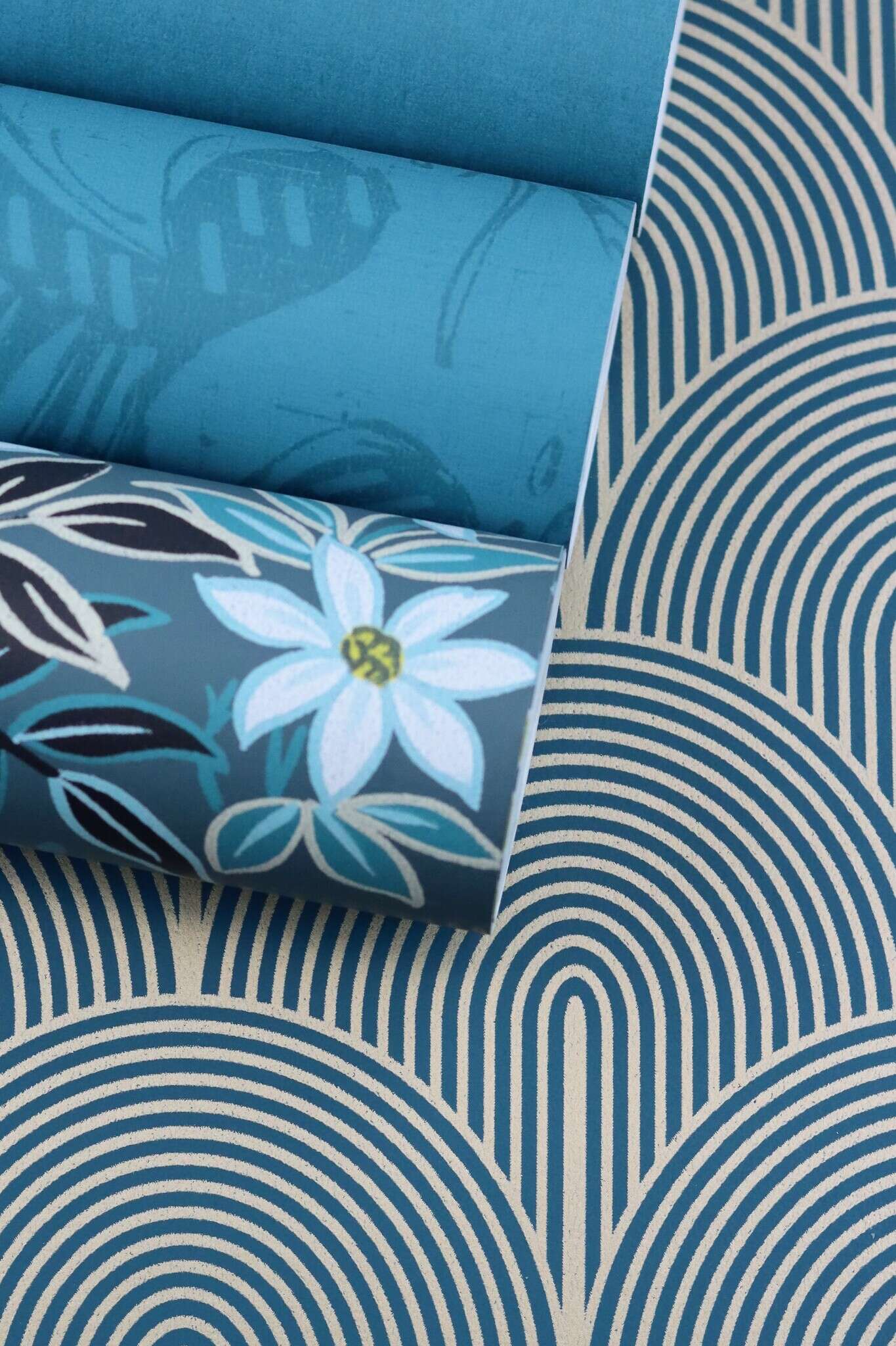 10-553079 Detailaufnahmen 5 Leaves non-woven wallpaper in petrol 553079
