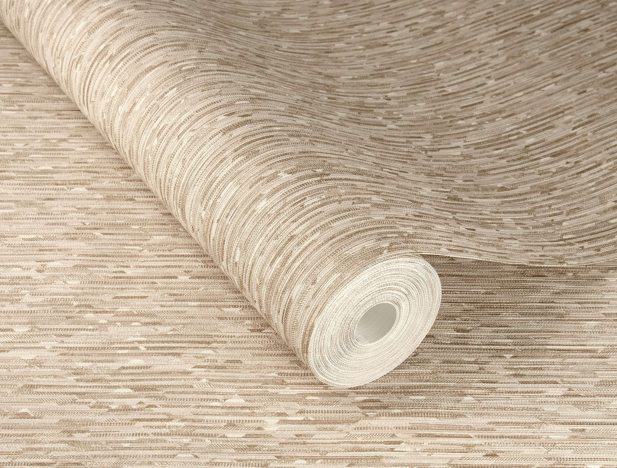 10-844238 Detailaufnahmen 1 Detailed image of Wallpaper with graphic triangles and fine vertical texture
