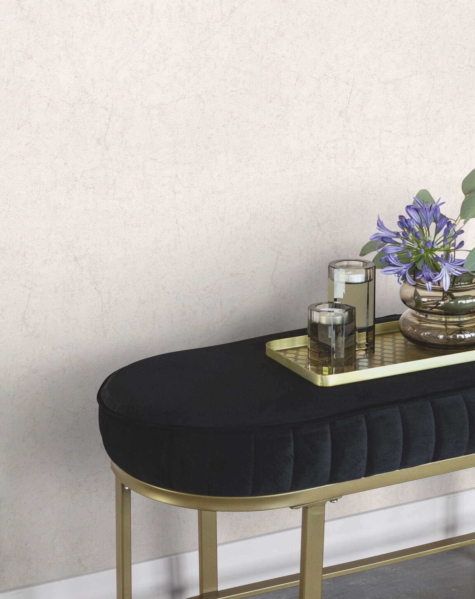 10-285659 Raumsituationen 5 Room with Wallpaper with a subtle texture and fine grain in warm cream white – ideal as a base design