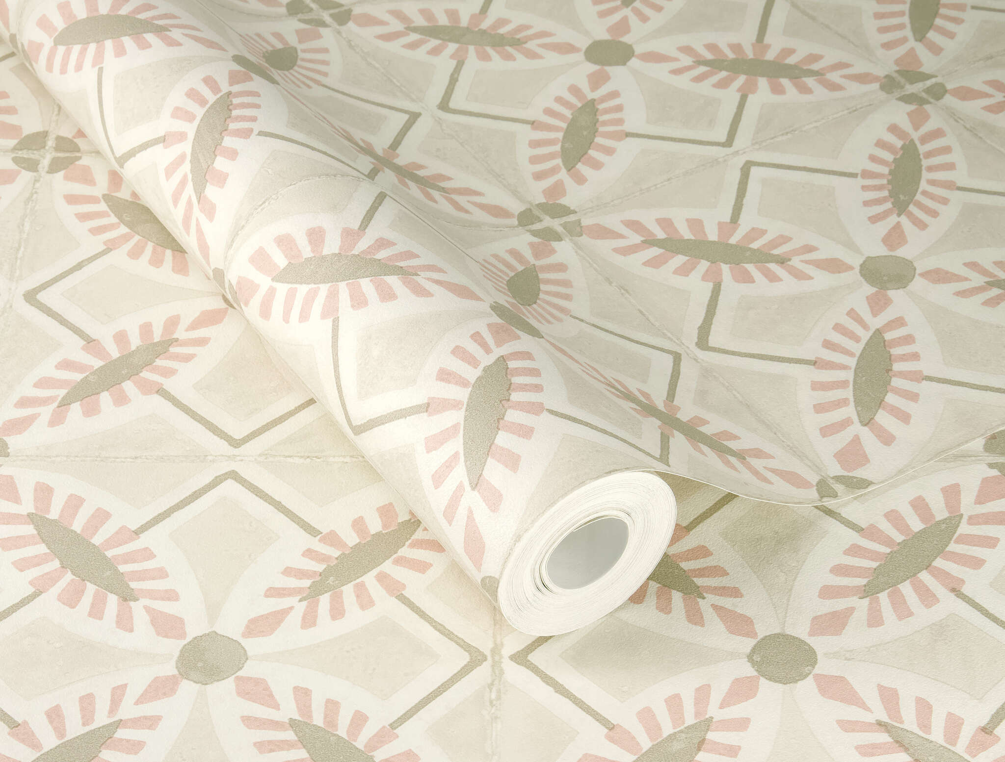 10-410273 Detailaufnahmen 1 Detailed image of Non-woven wallpaper with geometric retro pattern in beige and delicate rose – inspired by vintage tiles.