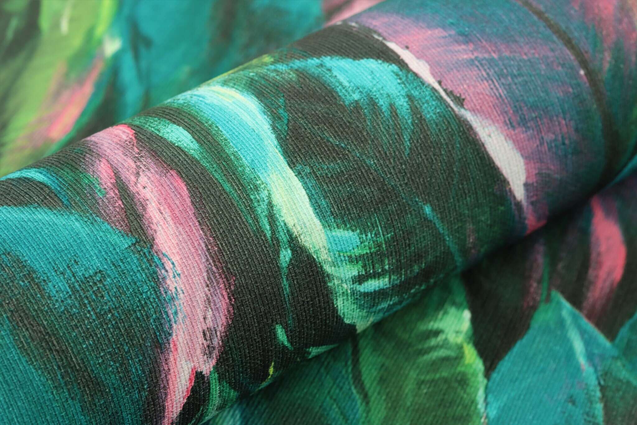 10-537352 Detailaufnahmen 9 Detailed image of Large leaves in green, pink and turquoise are evenly distributed across the wall