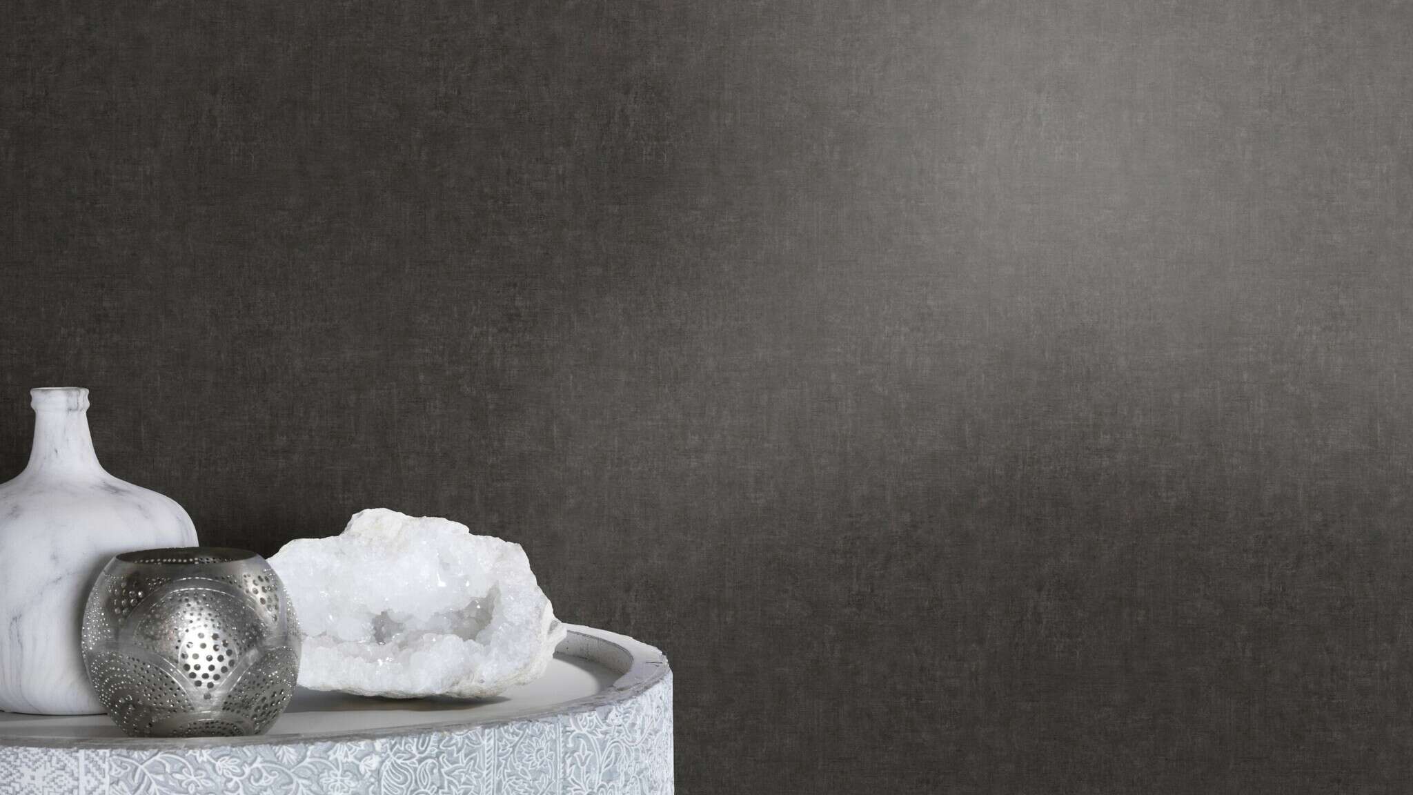 10-429268 Raumsituationen 3 Room with Dark non-woven wallpaper with a matt surface and textured texture in anthracite.
