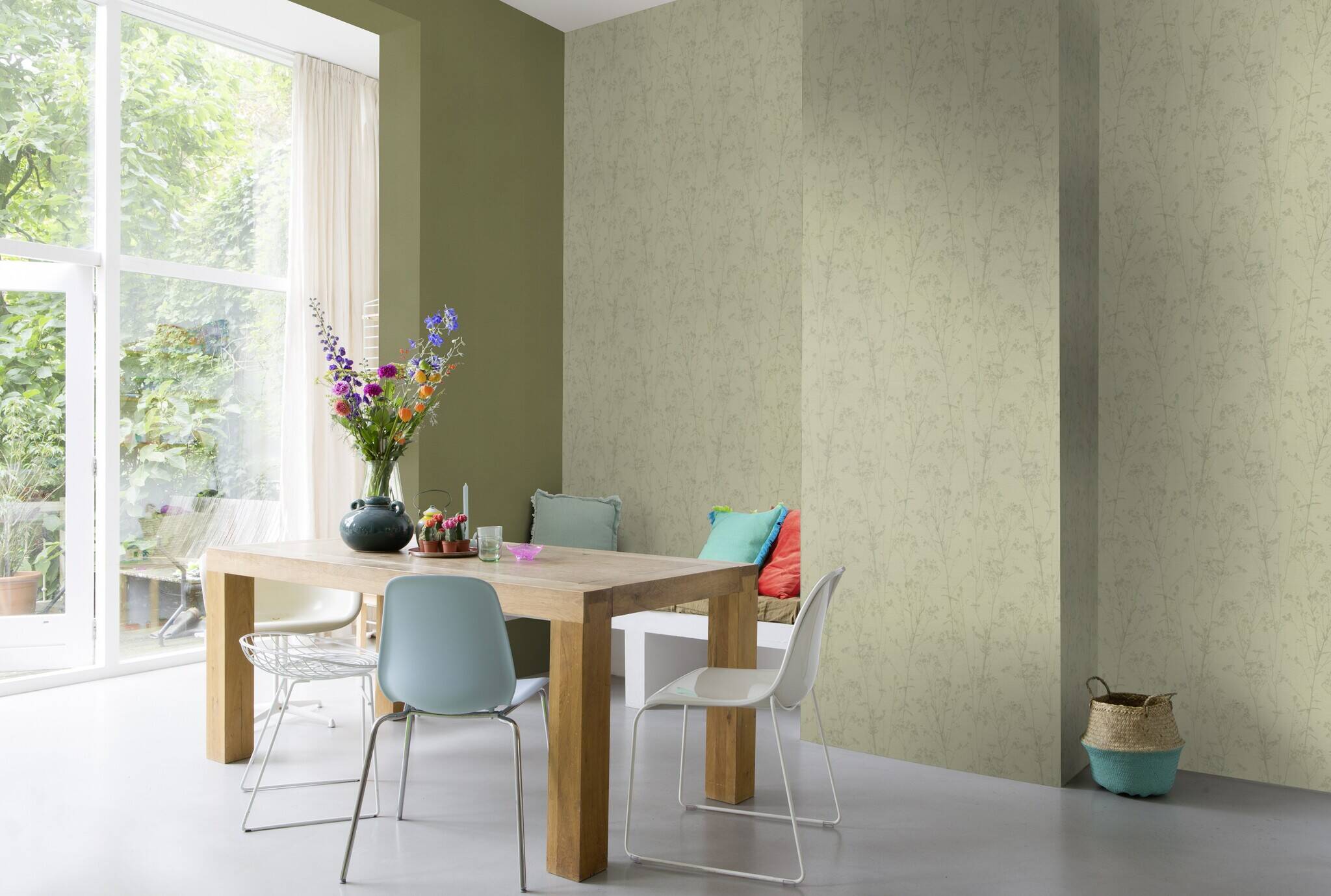 10-452068 Raumsituationen 8 Room with Non-woven wallpaper in olive green with a matt surface and textile-like texture – understated and stylish.