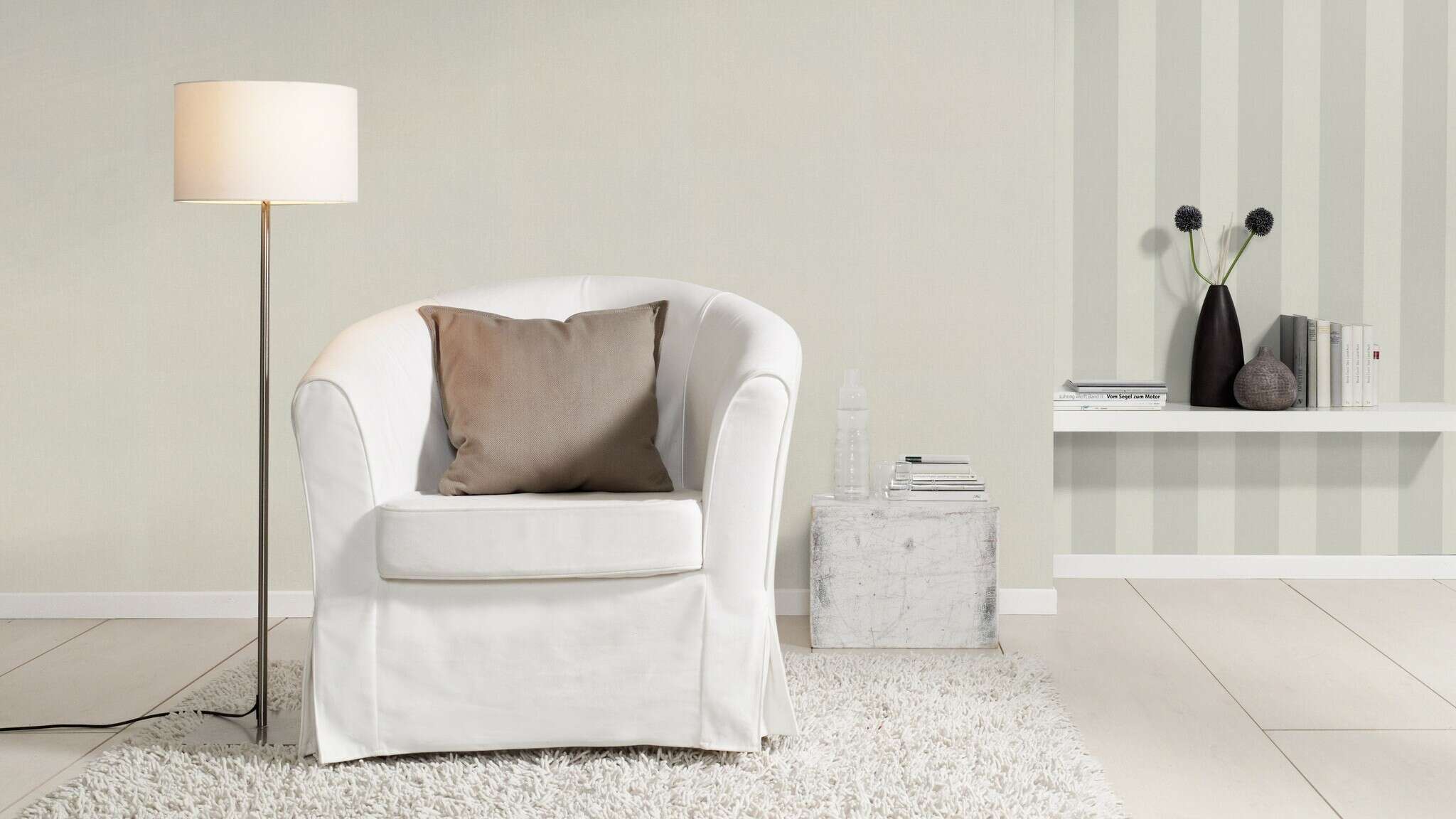 10-633375 Raumsituationen 2 Room with Single-colour wallpaper with a grainy textile texture