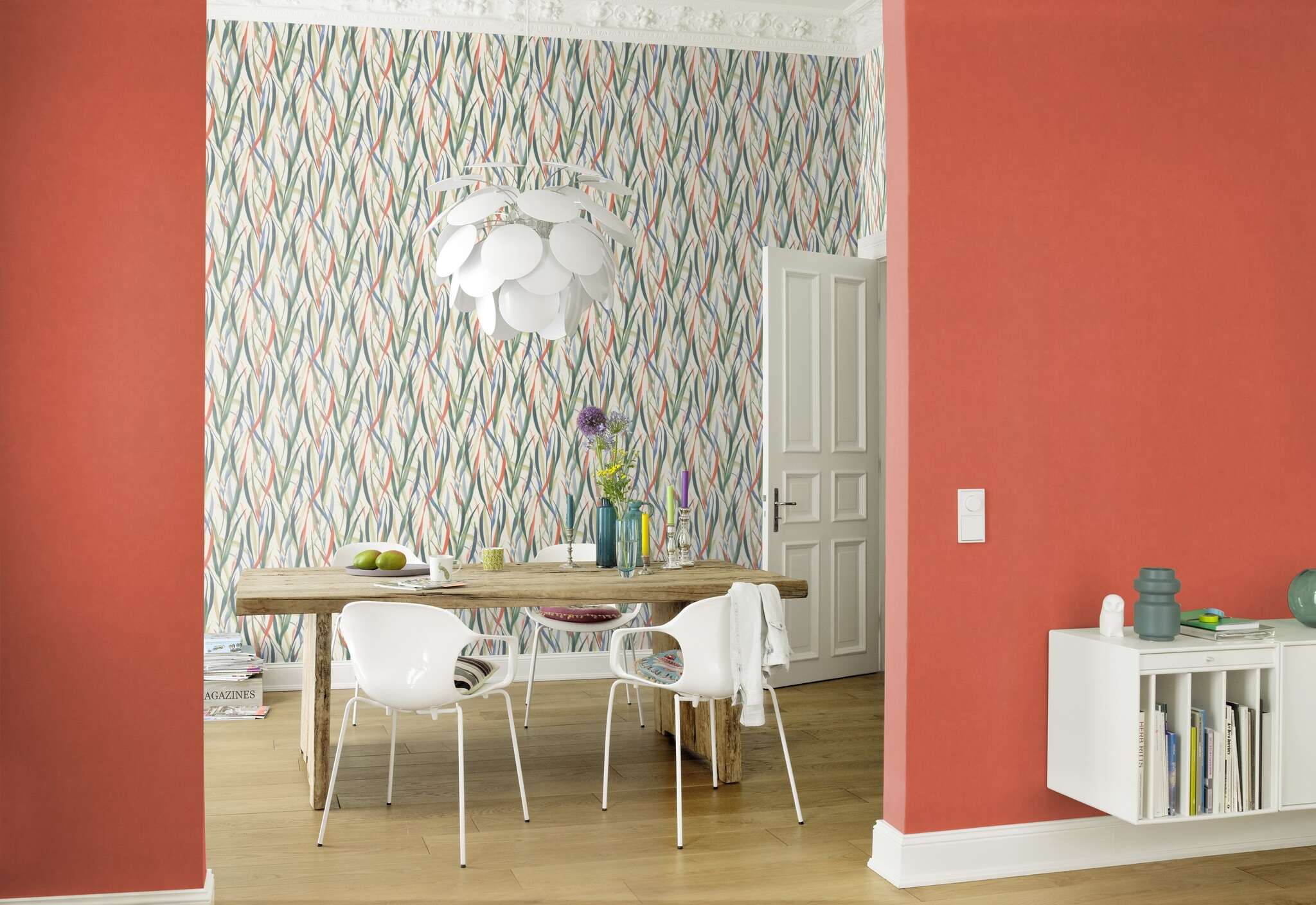 10-330113 Raumsituationen 3 Room with Wallpaper in warm terracotta with a soft woven texture – natural, Mediterranean and cosy.
