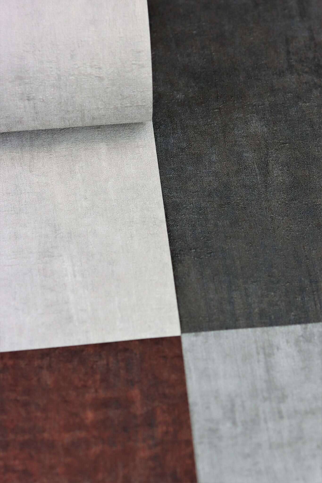 10-429237 Detailaufnahmen 7 Detailed image of Non-woven wallpaper with a textured surface in light grey.