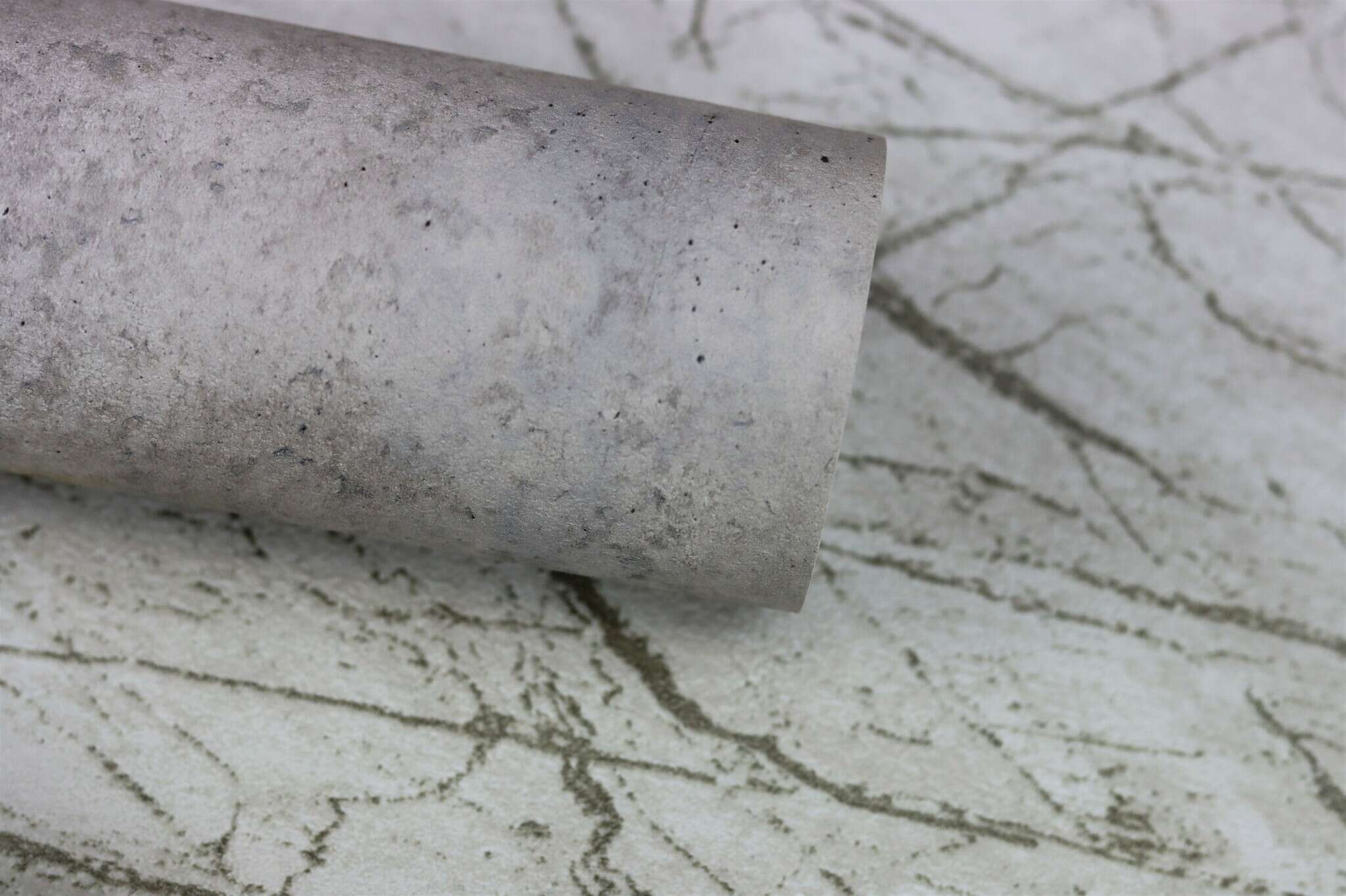 10-939538 Detailaufnahmen 6 Detailed image of Wallpaper with rustic concrete look