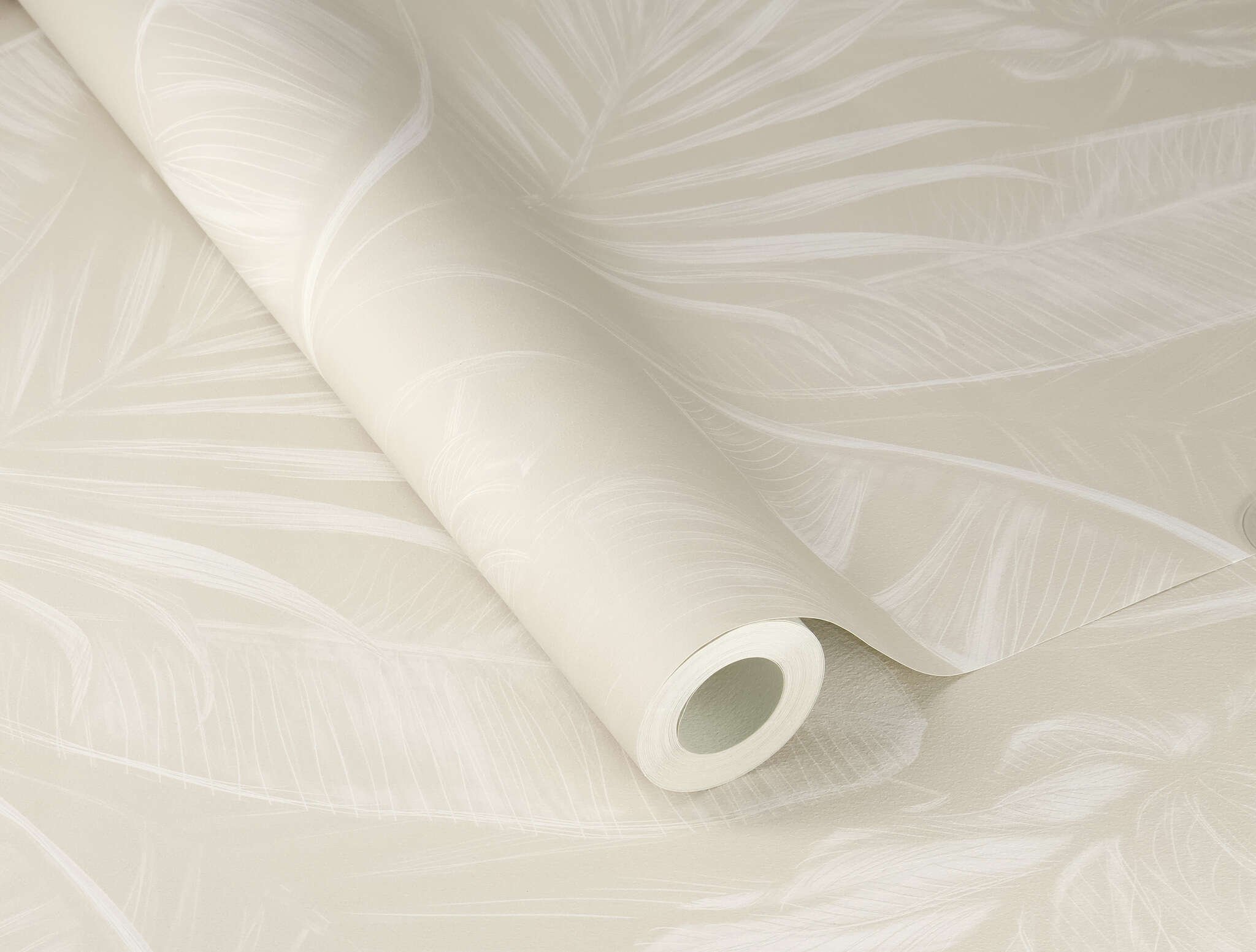 10-286595 Detailaufnahmen 1 Detailed image of Subtle tropical wallpaper with stylised palm leaves in tone-on-tone beige for a calm and natural room effect