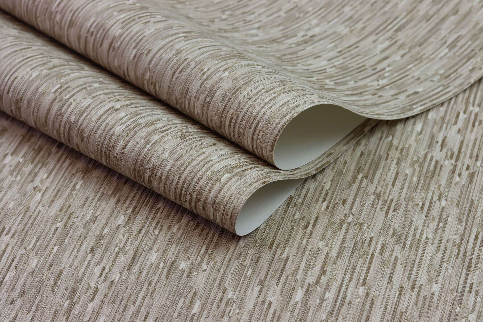 10-844238 Detailaufnahmen 12 Detailed image of Wallpaper with graphic triangles and fine vertical texture