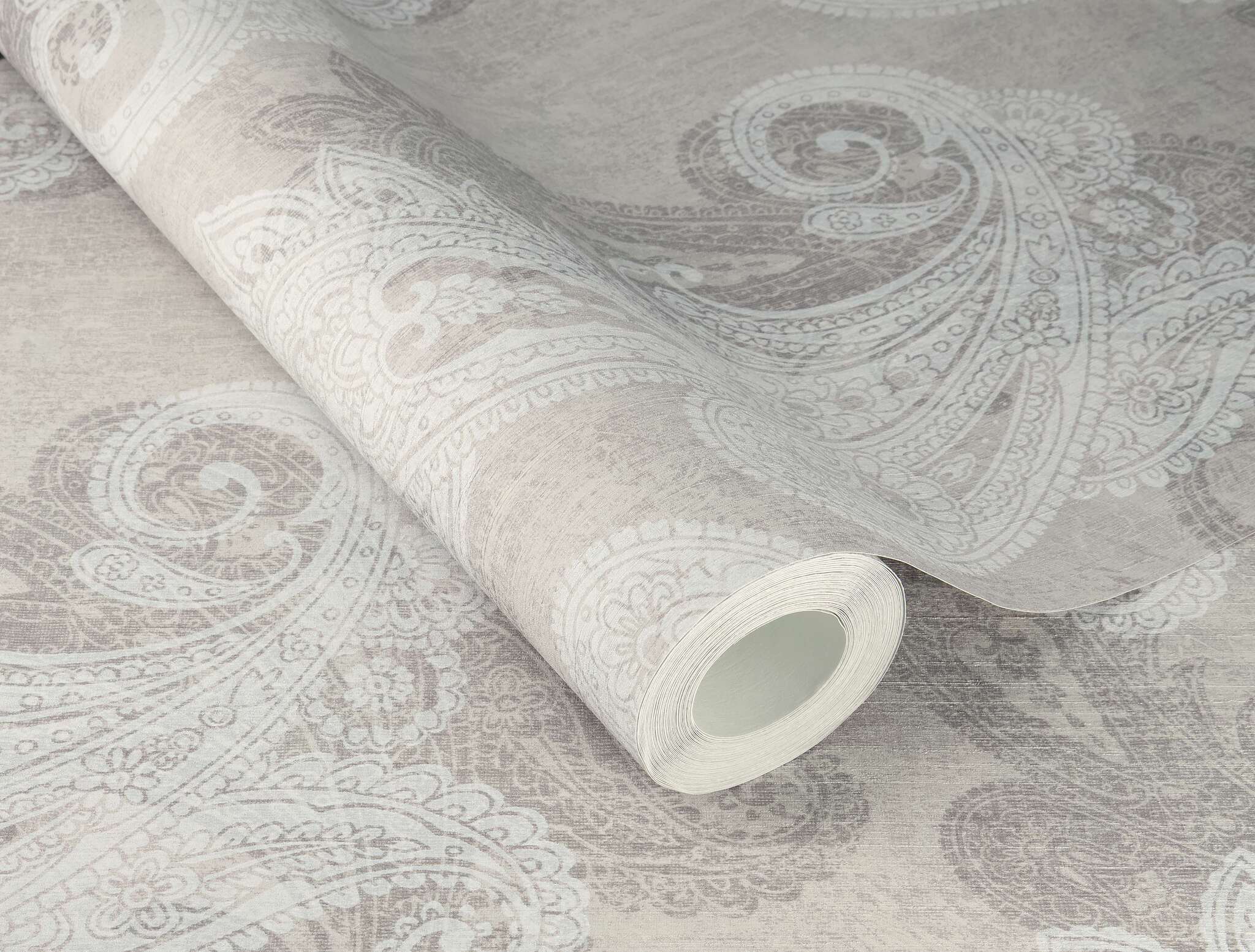 10-746426 Detailaufnahmen 1 Detailed image of Oriental wallpaper with paisley-style ornaments