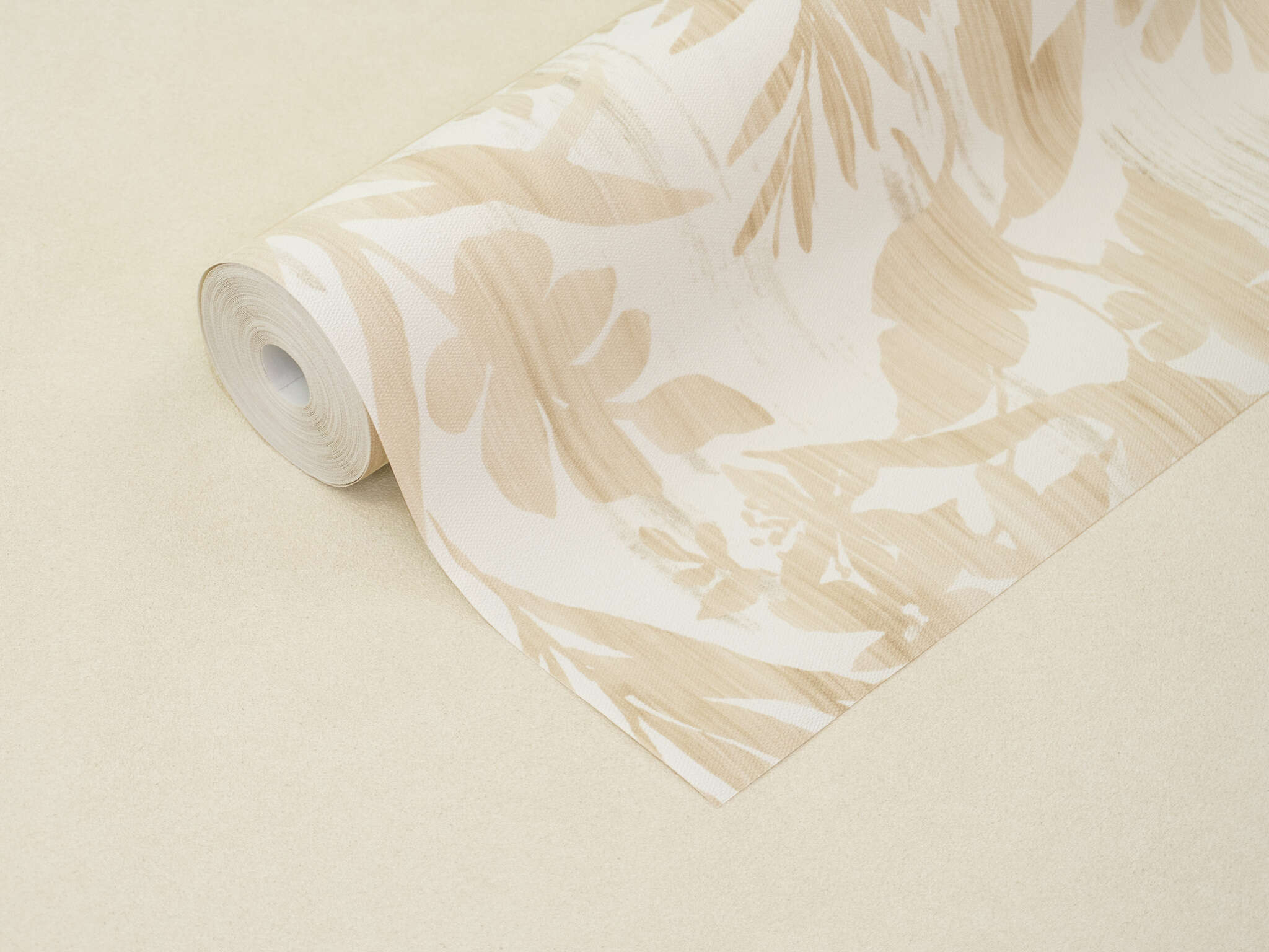 10-410570 Detailaufnahmen 2 Detailed image of Non-woven wallpaper with a tropical leaf pattern in sand and beige tones on a light background.