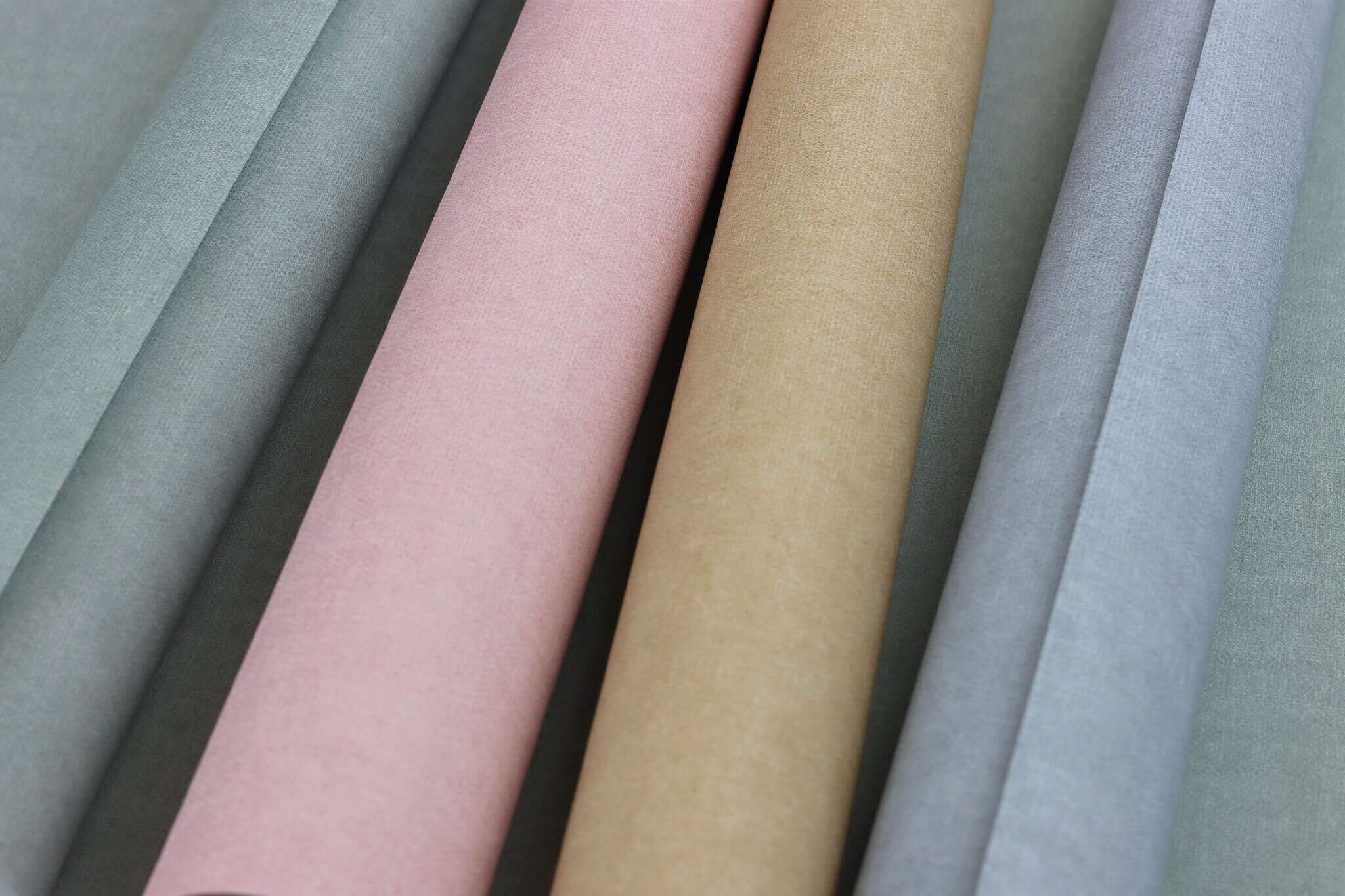 10-252835 Detailaufnahmen 9 Detailbild von Grünlich-matte Tapete mit glatter Struktur für eine beruhigende Raumwirkung