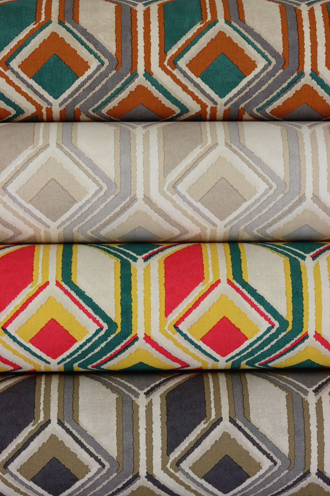 10-746532 Detailaufnahmen 4 Detailed image of Graphic wallpaper with squares, diamonds and lines in an ethnic design