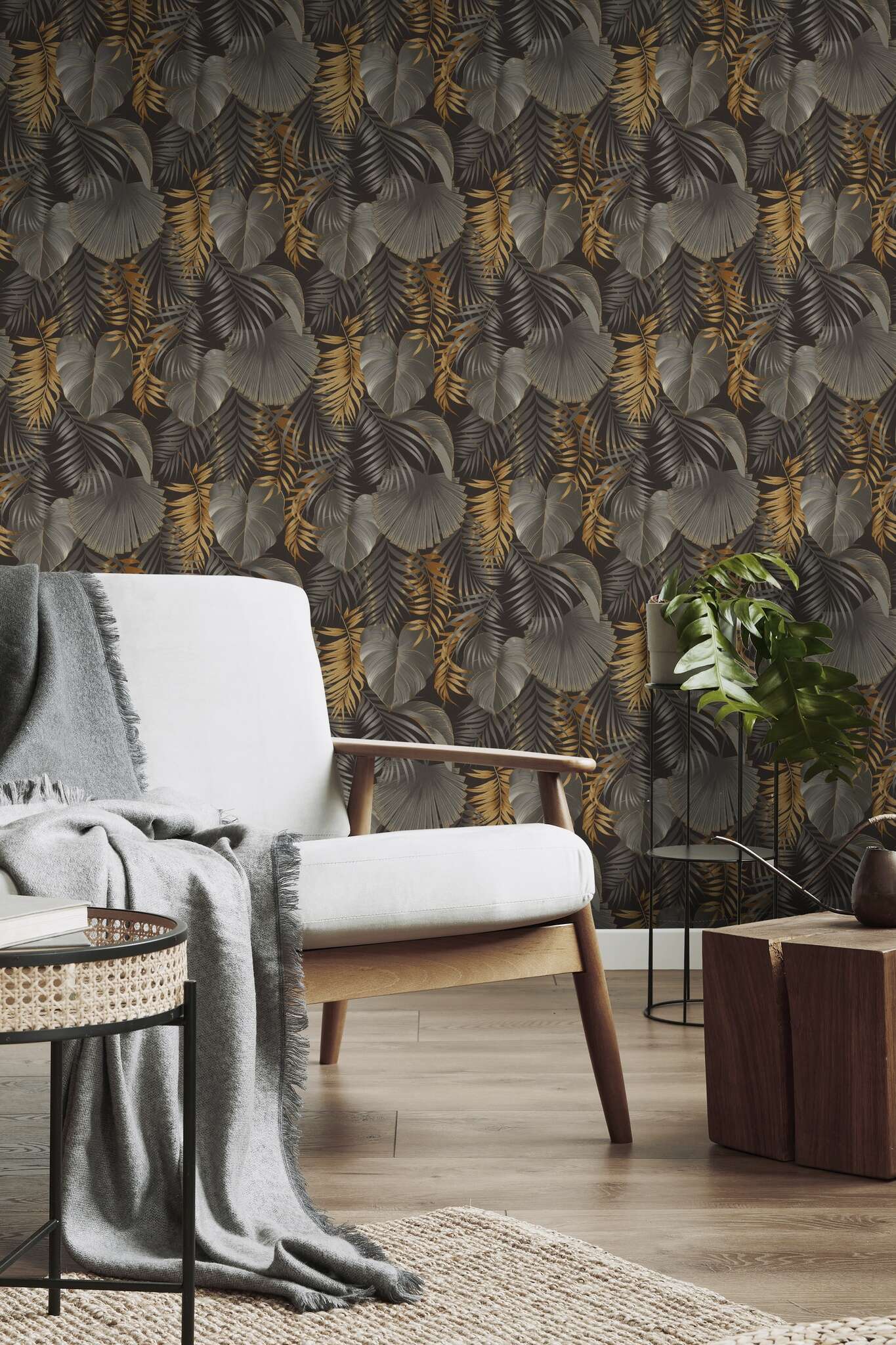 10-462043 Raumsituationen 5 Une chambre avec Motif de feuilles luxuriantes avec des feuilles de palmier et de monstera en cuivre, bronze et gris sur fond noir