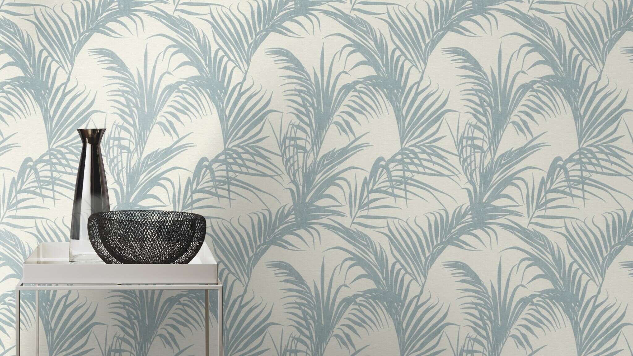 10-314014 Raumsituationen 1 Room with Cream-coloured background with petrol blue palm leaves, modern and fresh.