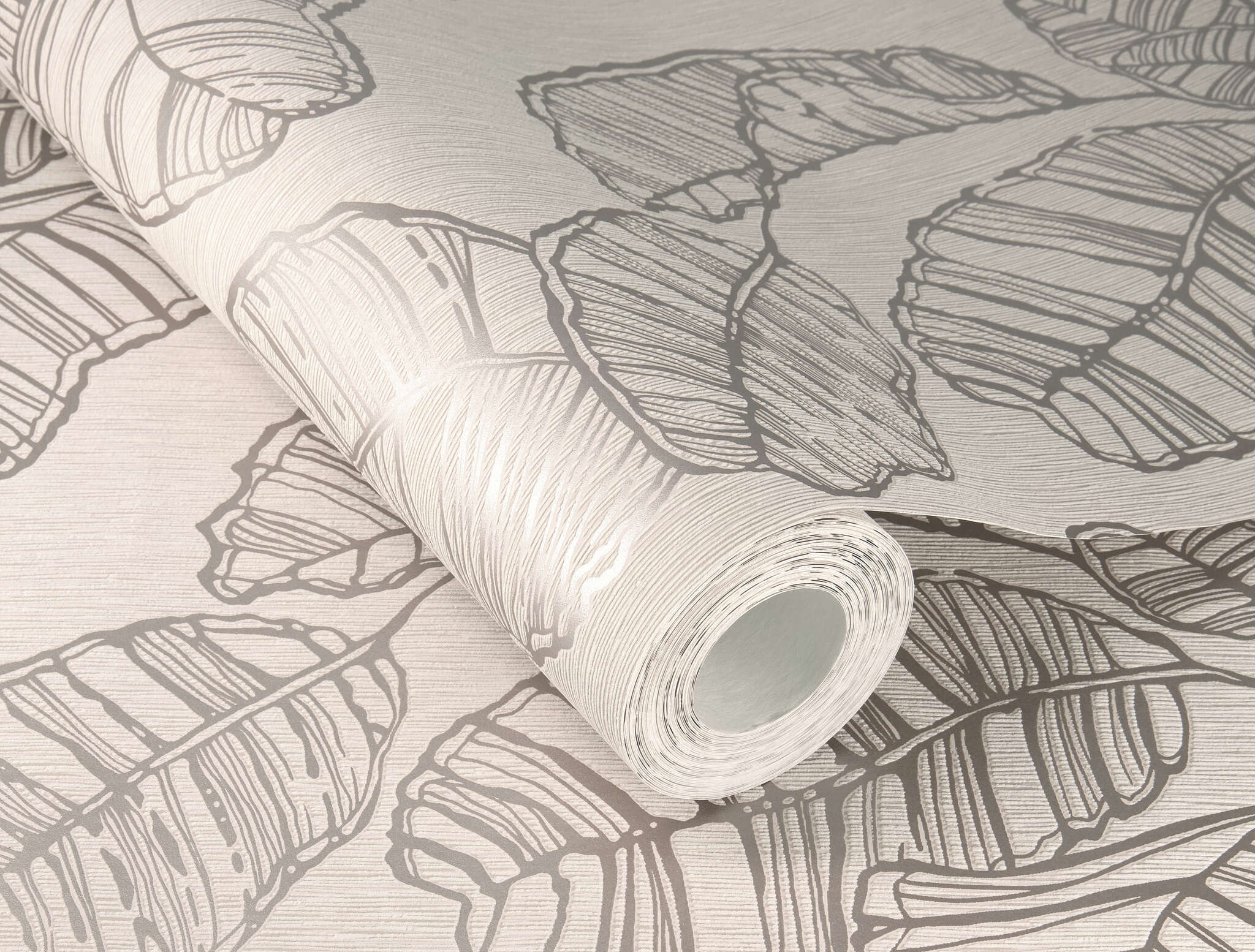 10-822632 Detailaufnahmen 1 Detailed image of Beige background with a sophisticated vertical texture and leaf motifs in shiny mother-of-pearl