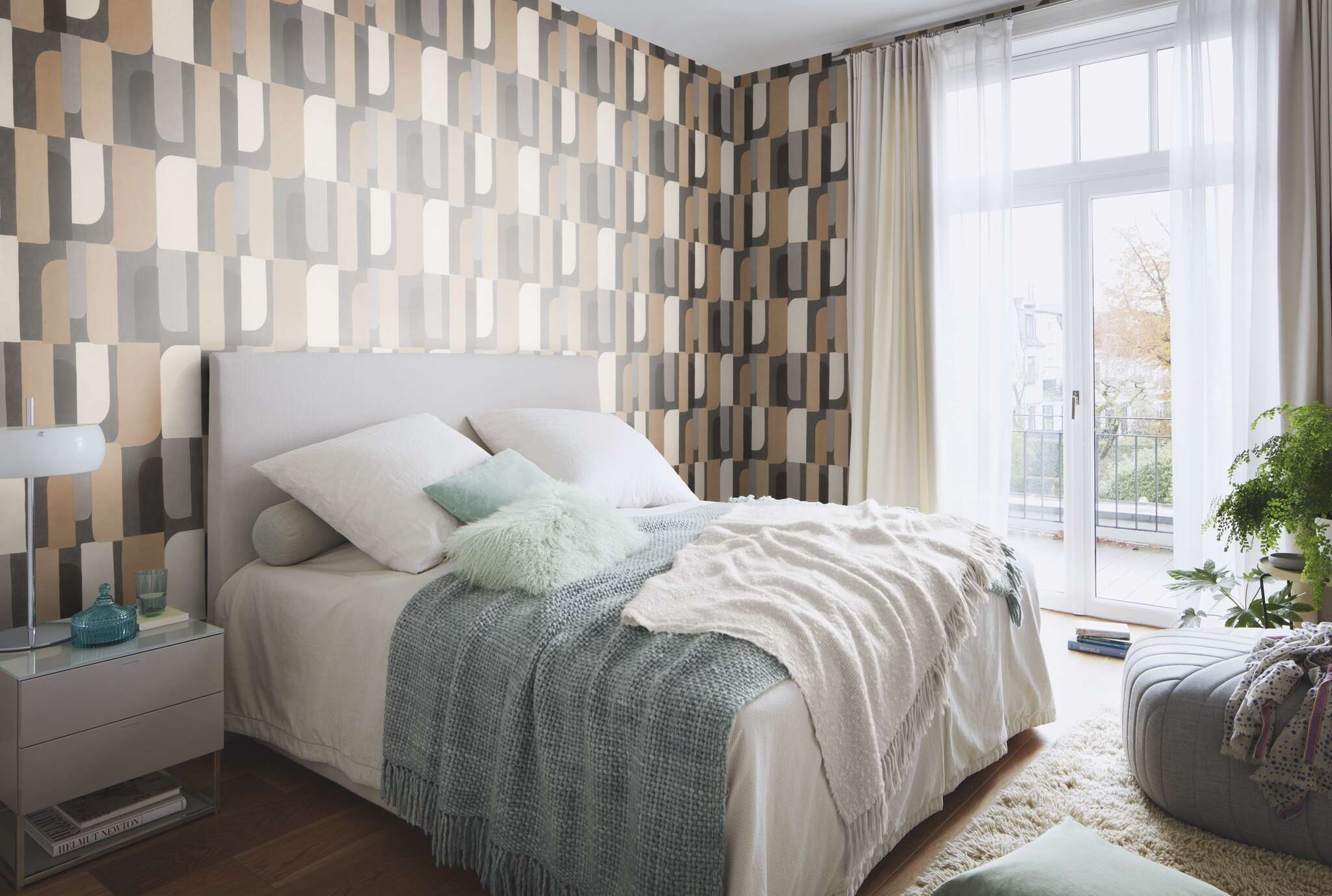10-330533 Raumsituationen 2 Room with Mid-century style wallpaper in shades of beige, brown and grey – warm, calm and stylish.