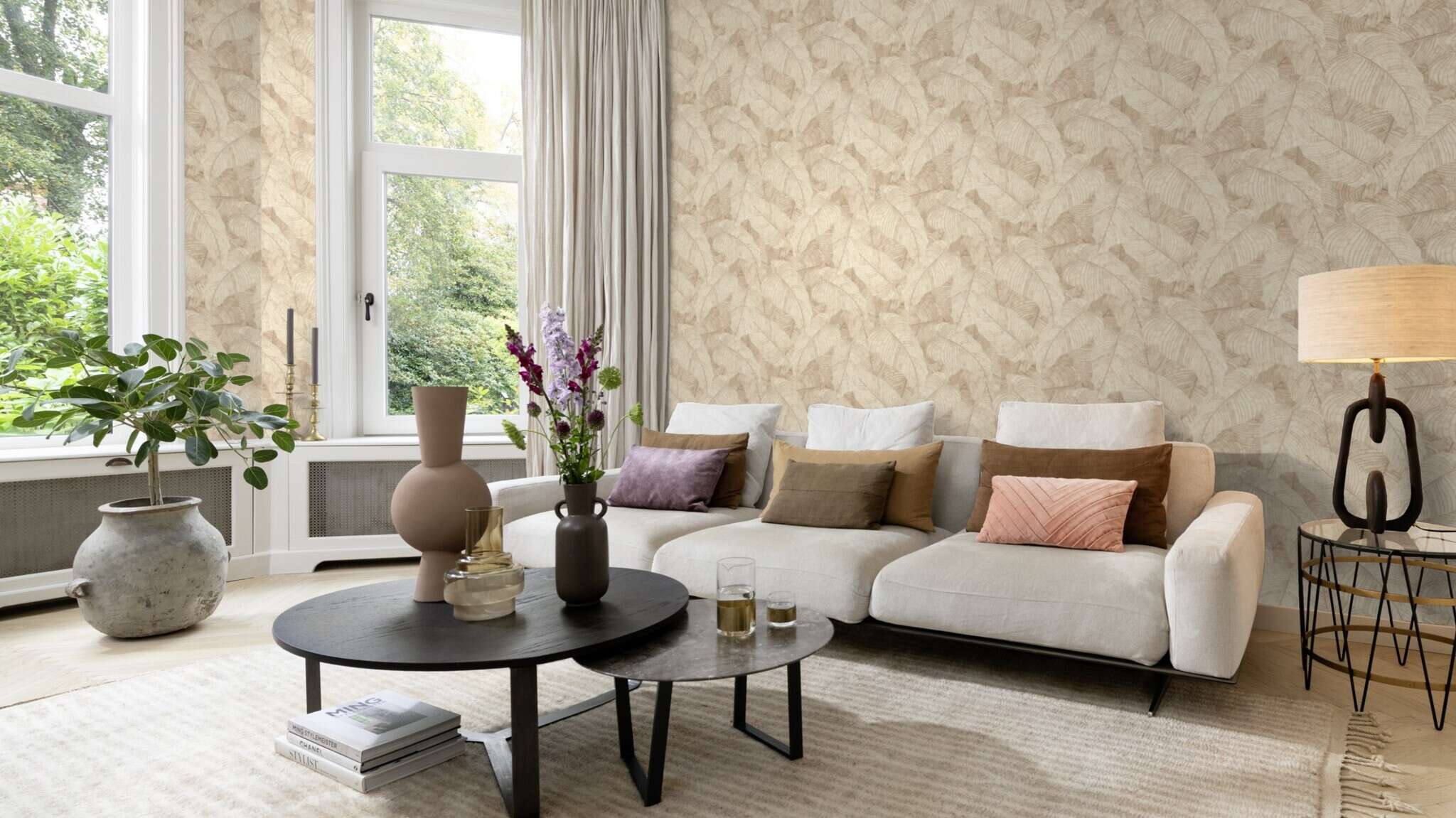 10-720556 Raumsituationen 2 Room with Large, overlapping, beige leaves in a drawn look