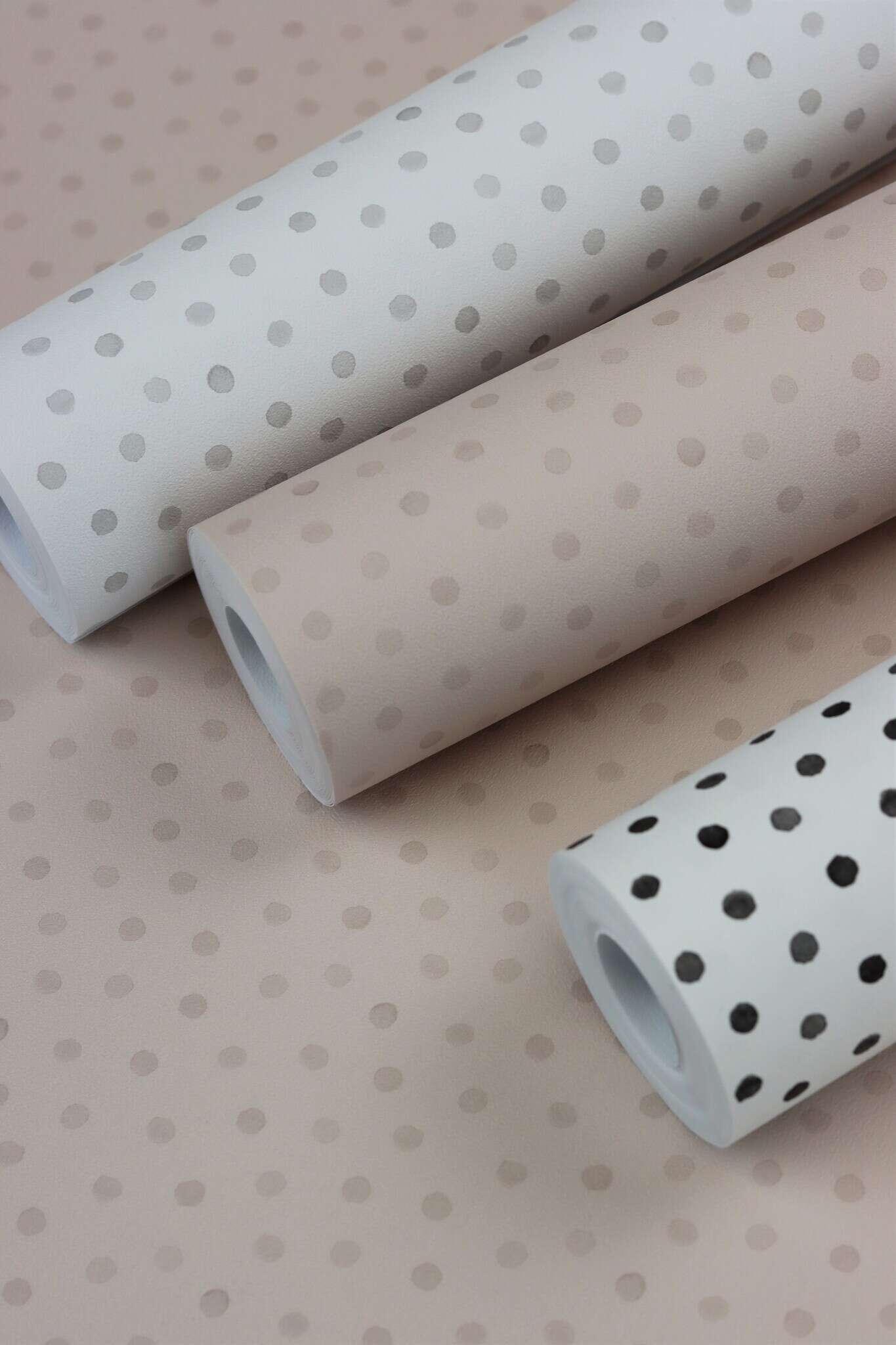 10-253047 Detailaufnahmen 1 Smooth non-woven wallpaper in pink with dots, Bambino 253047