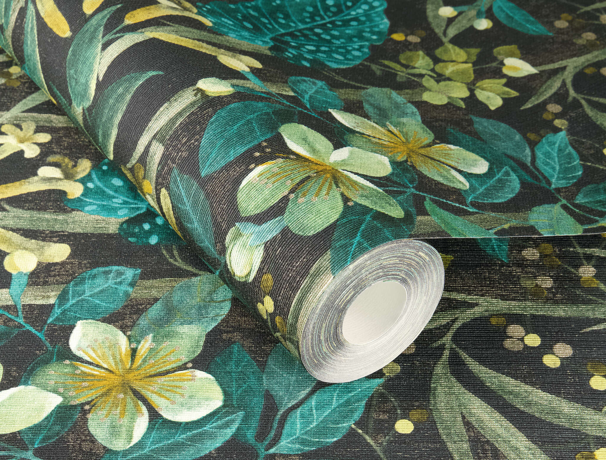 10-538243 Detailaufnahmen 1 Detailed image of Leaf wallpaper with flowers and plants