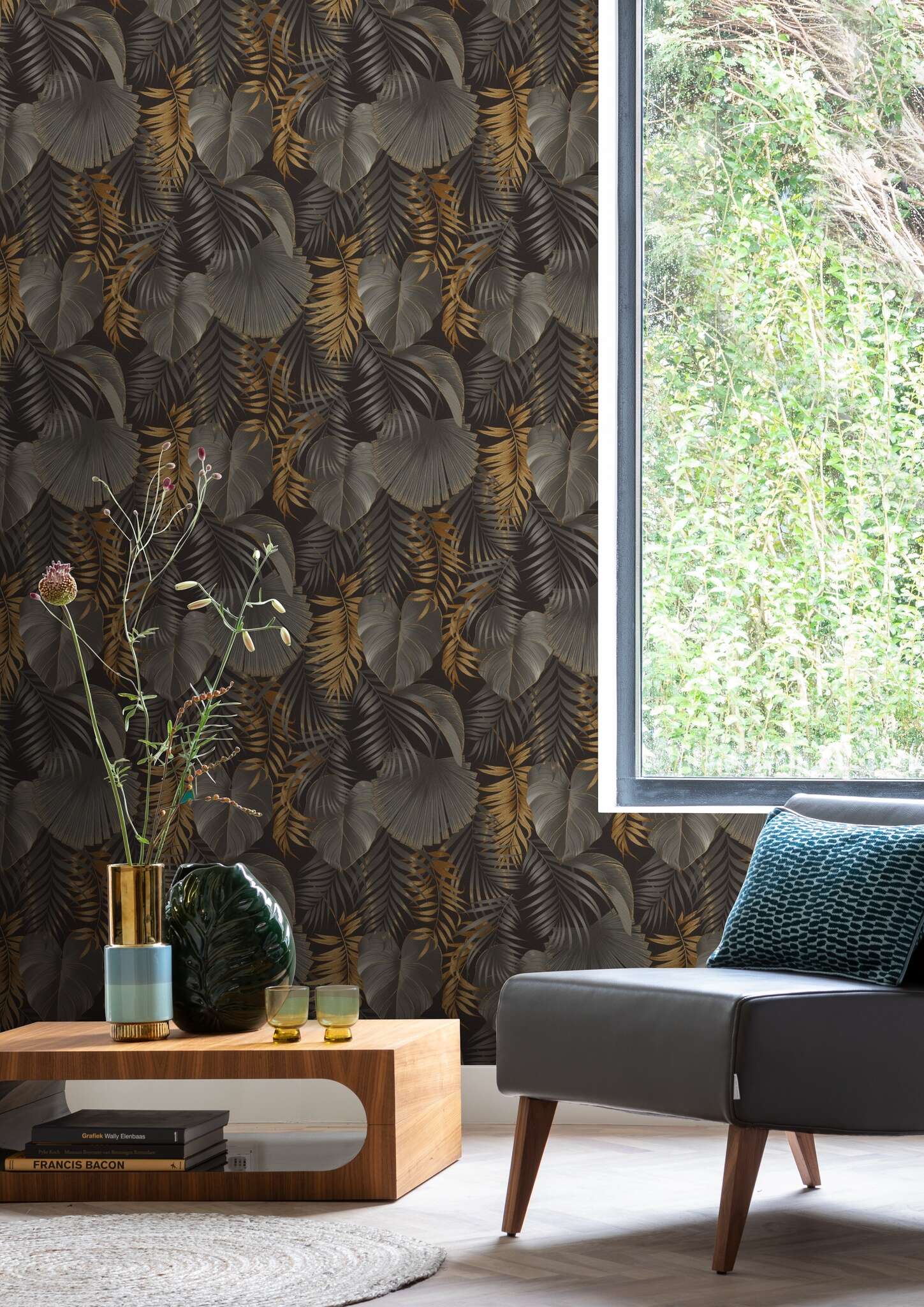 10-462043 Raumsituationen 1 Room with Lush leaf motif with palm and monstera leaves in copper, bronze and grey on a black background