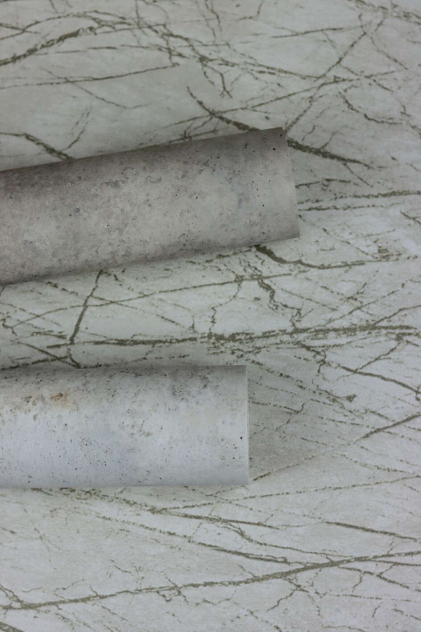10-939514 Detailaufnahmen 9 Detailed image of Wallpaper with rustic concrete look