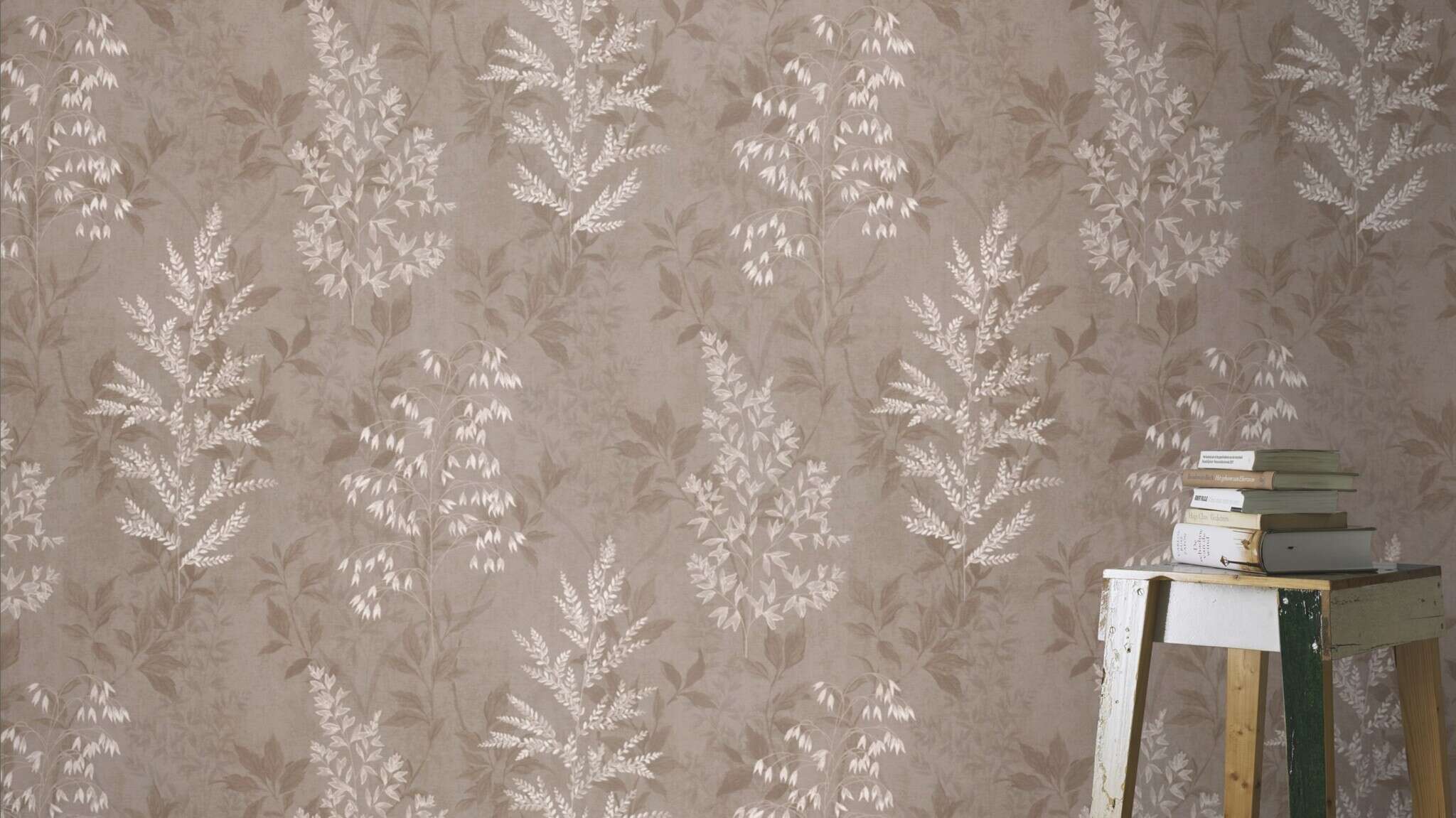 10-285017 Raumsituationen 1 Room with Classic wallpaper with shiny flowers and leaves on a medium brown background
