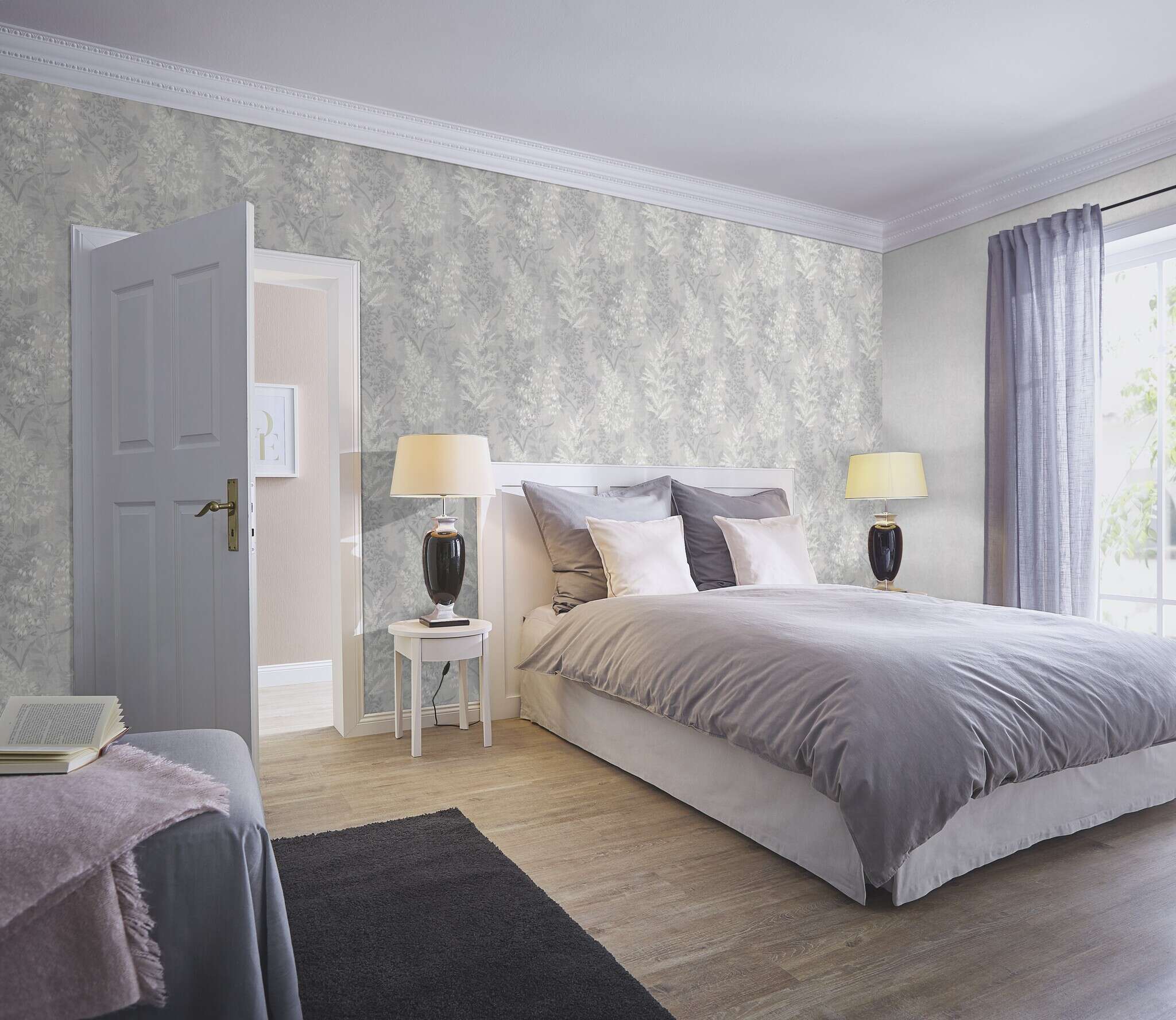 10-285024 Raumsituationen 5 Room with Wallpaper with an elegant glossy pattern of leaves and flowers on a grey background