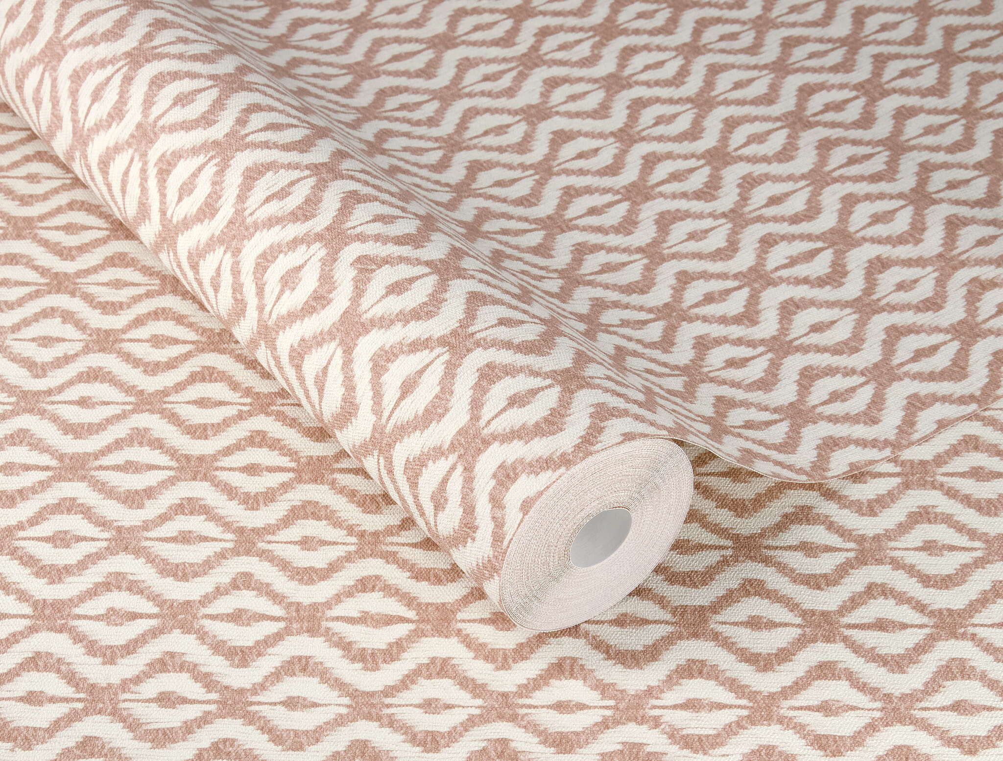 10-410662 Detailaufnahmen 1 Detailed image of Non-woven wallpaper with a small diamond pattern in terracotta and white with a textile-like texture.